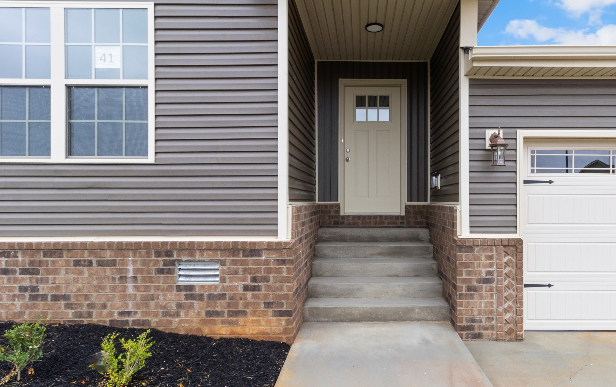 Clarksville, Tennessee 37040, United States, 3 Bedrooms Bedrooms, ,2 BathroomsBathrooms,Residential,Pending,86165