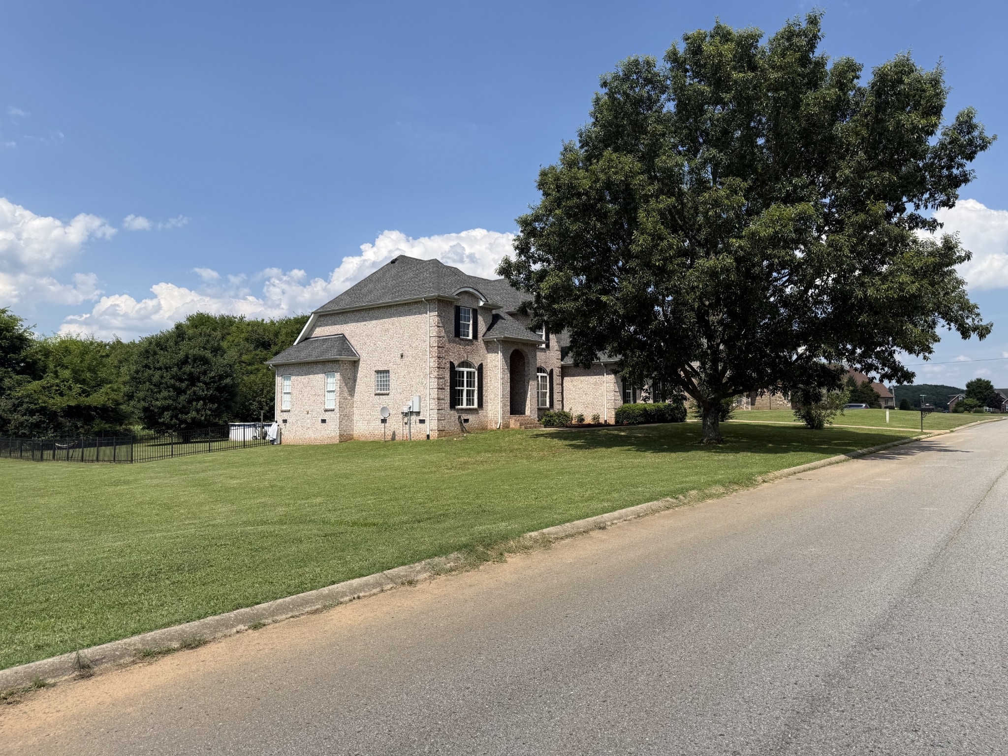 105 N Point Cir N