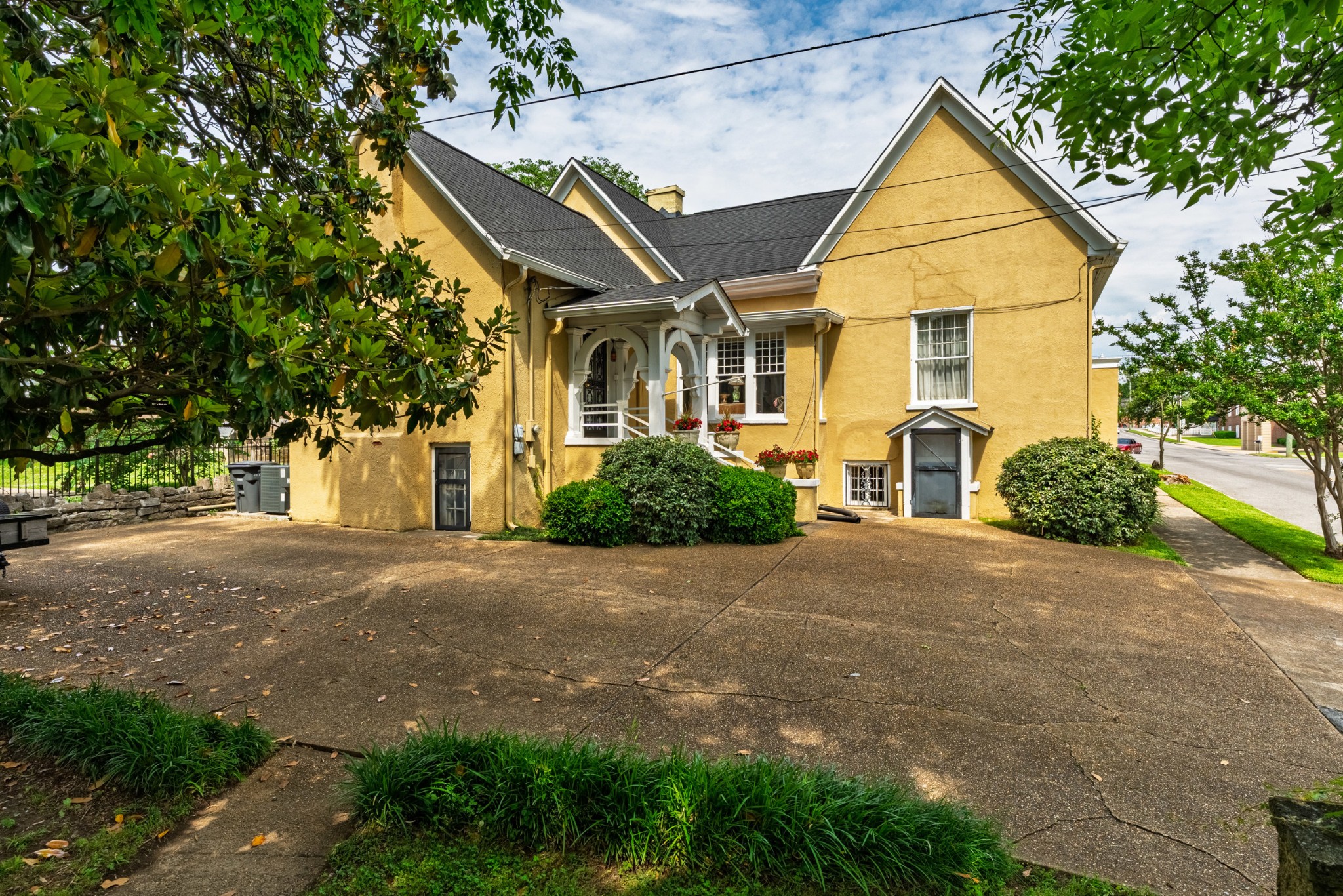 300 Main Ave N