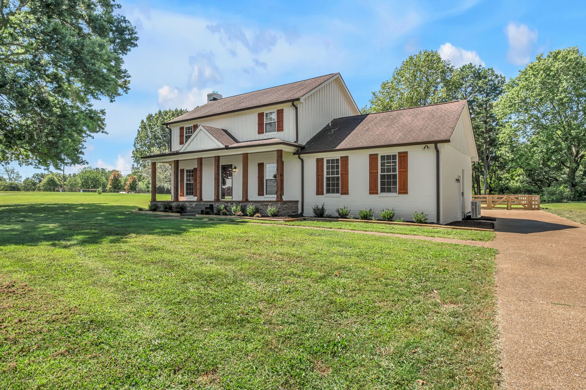 305 Lee Rd