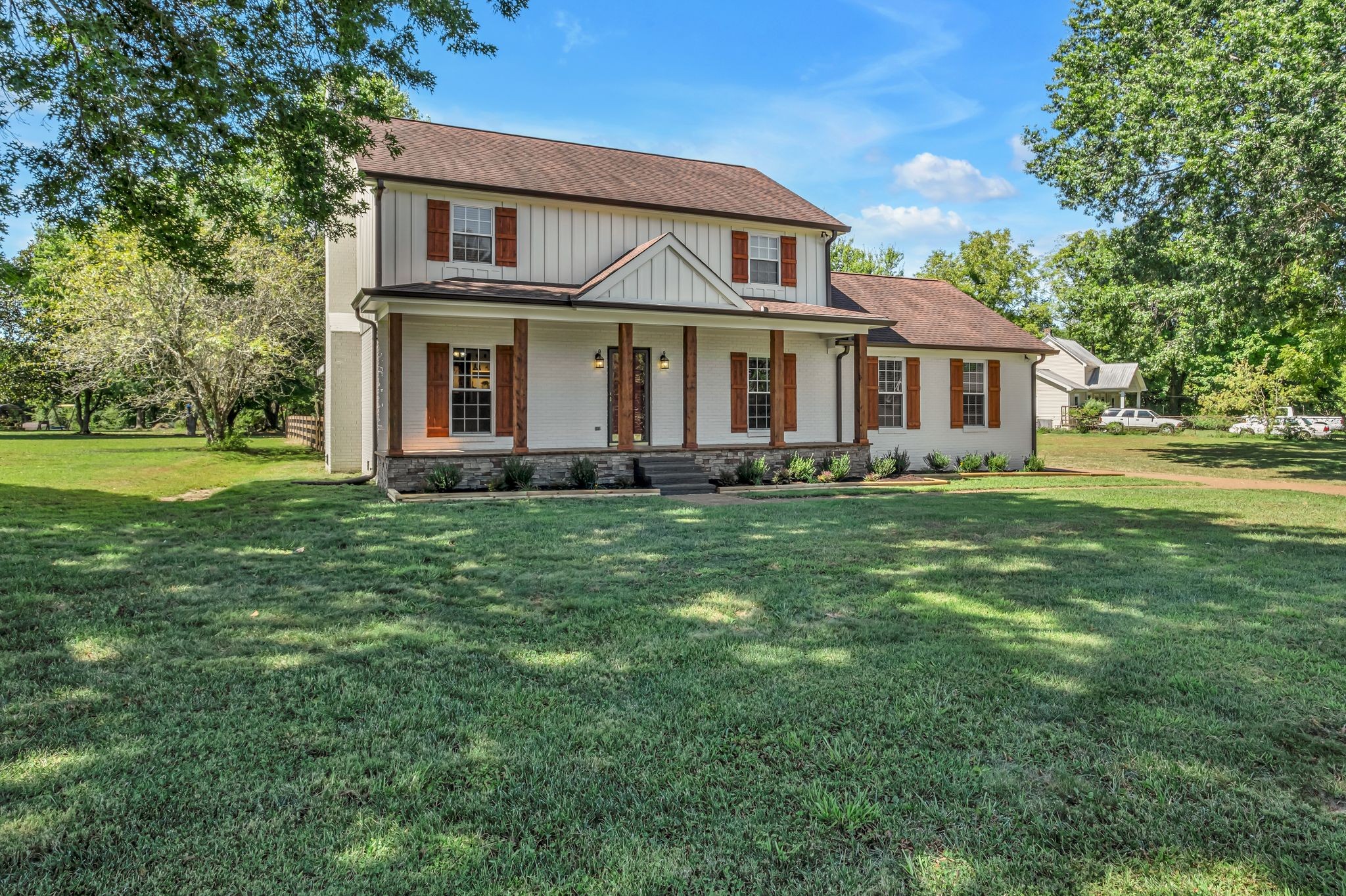 305 Lee Rd
