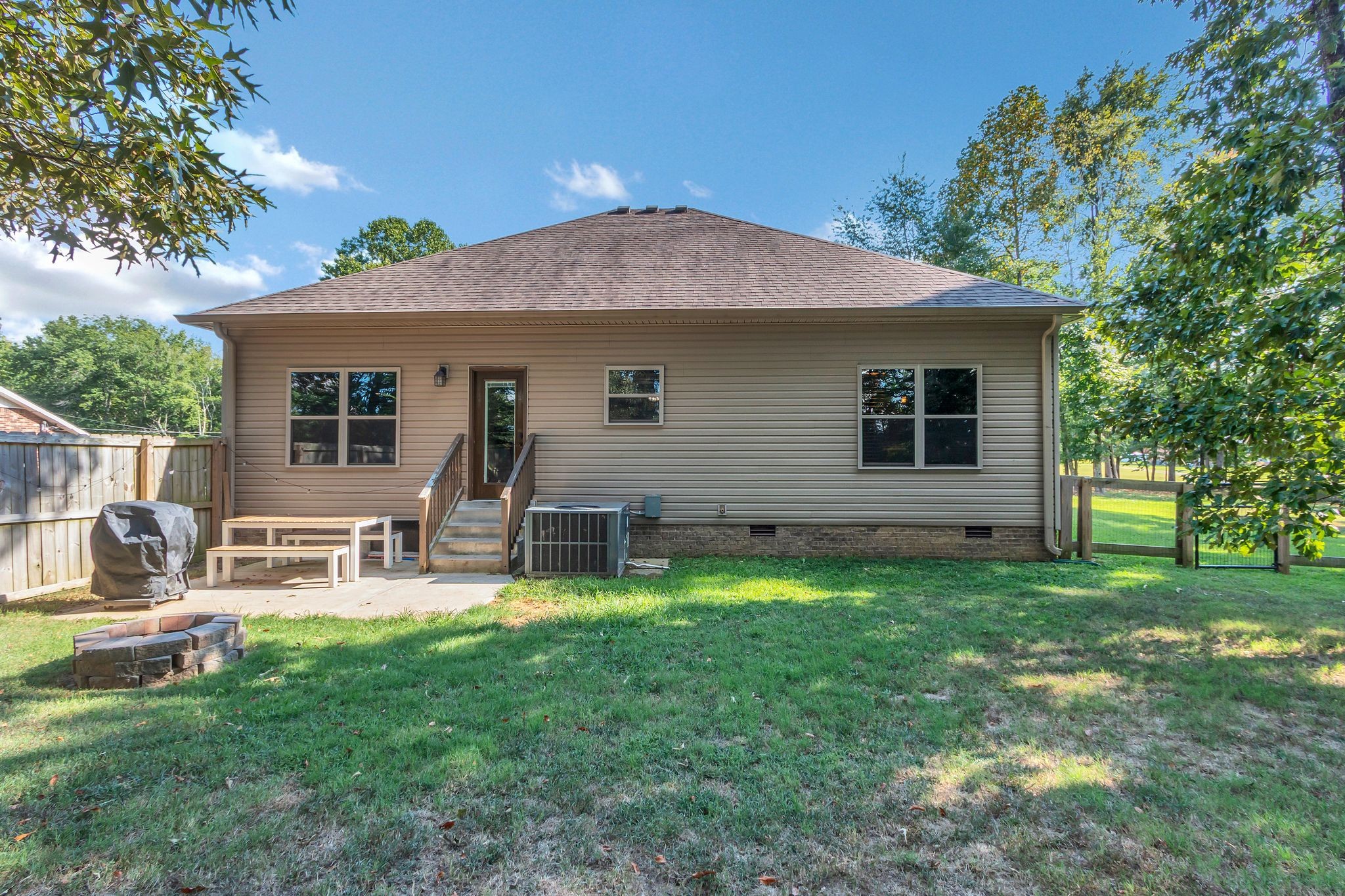 Burns, Tennessee 37029, United States, 3 Bedrooms Bedrooms, ,3 BathroomsBathrooms,Residential,Pending,188130