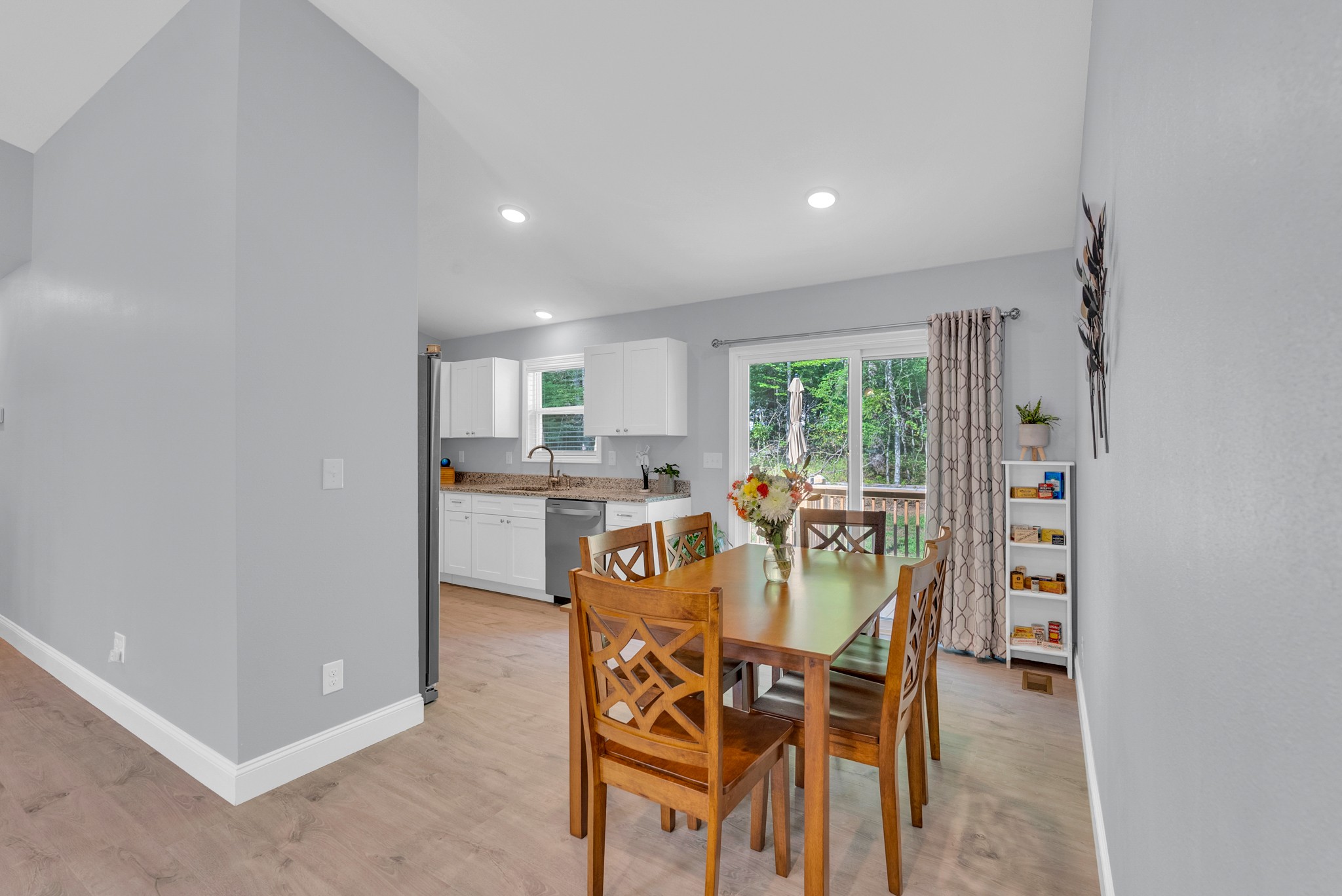 1084 Redwing Dr
