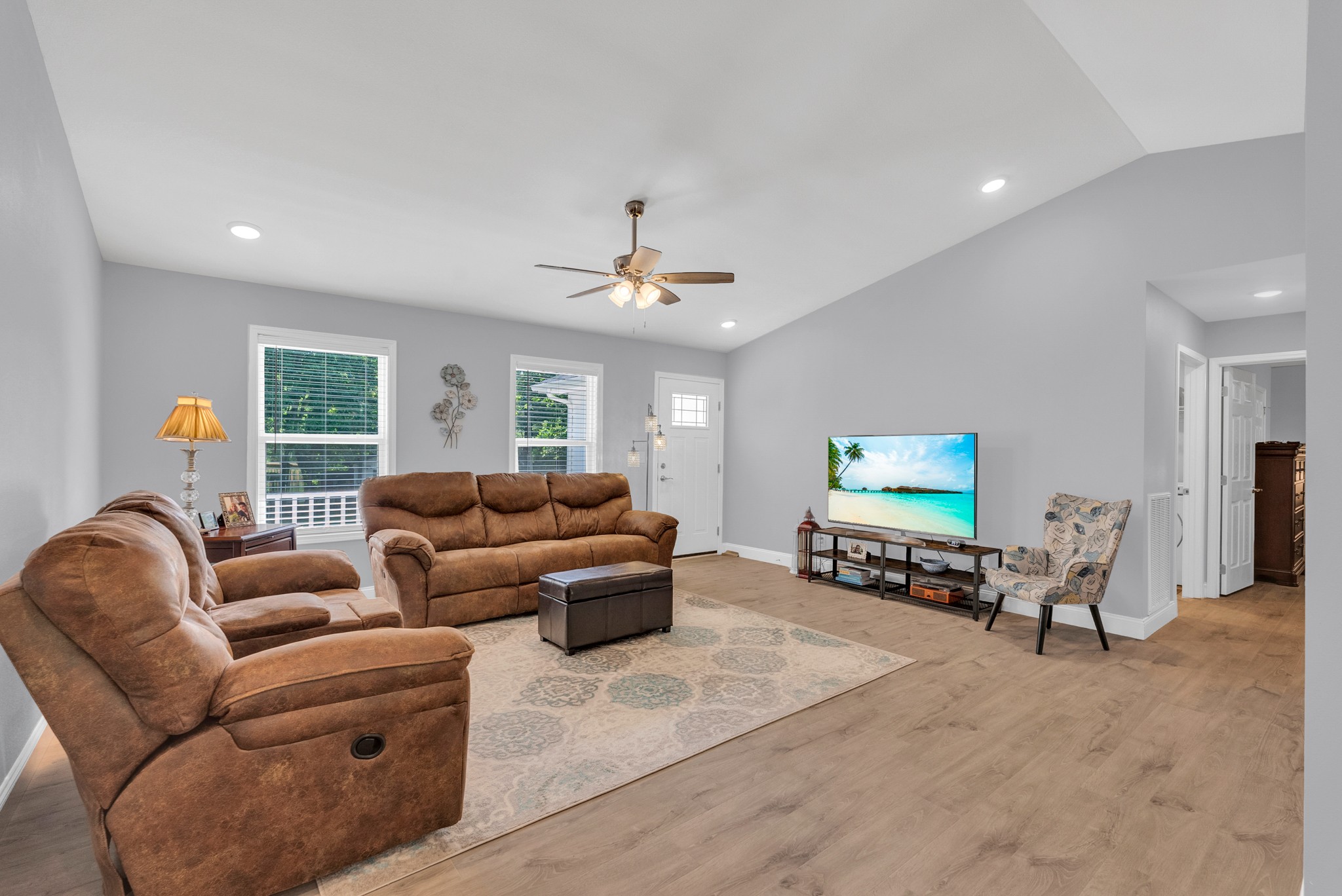 1084 Redwing Dr