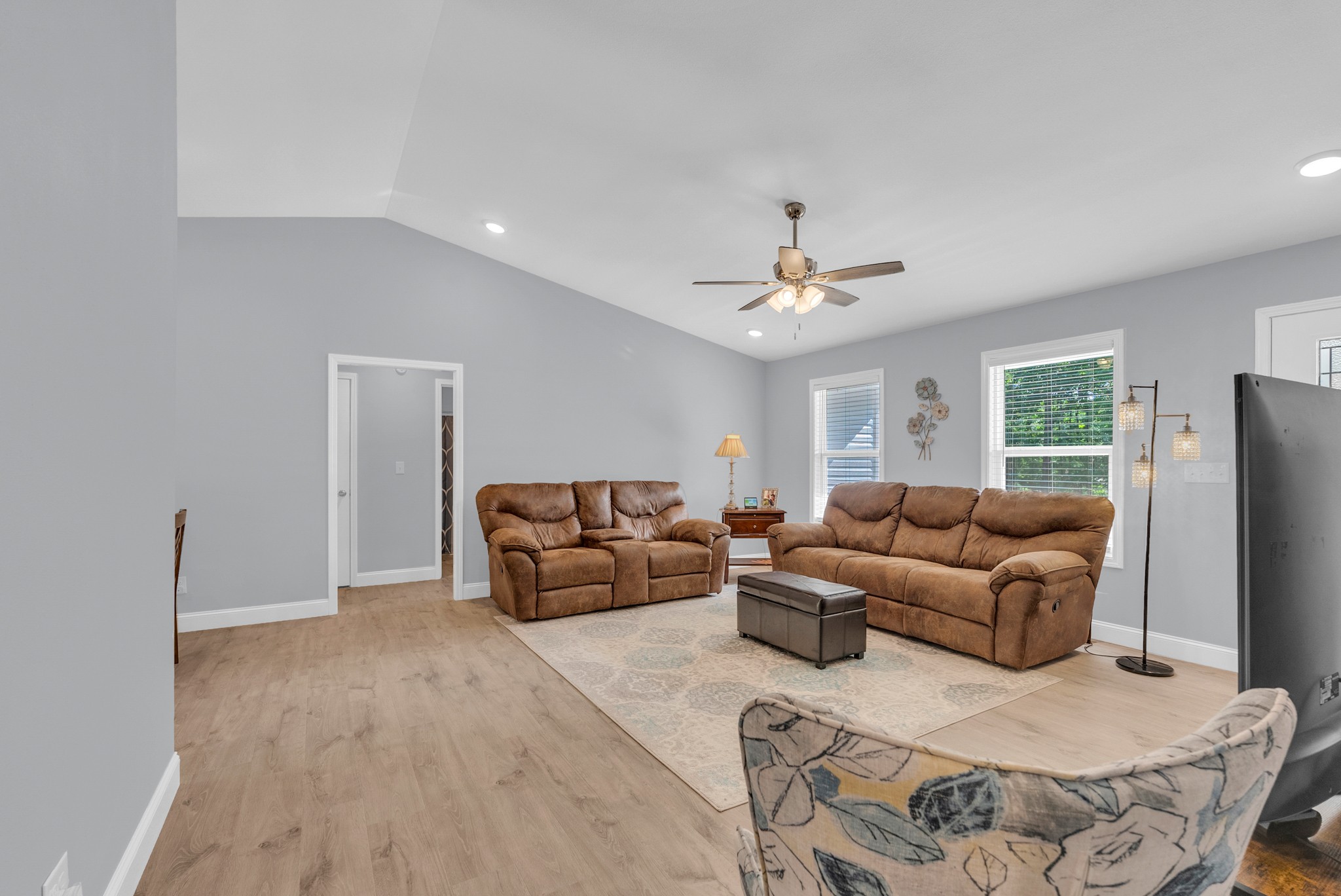1084 Redwing Dr