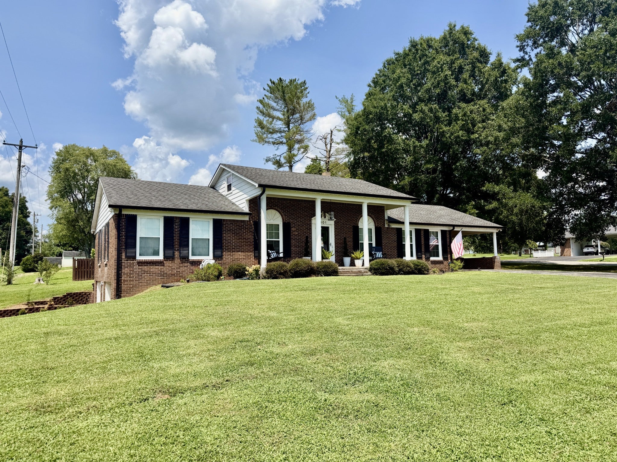 301 Roberta Ln