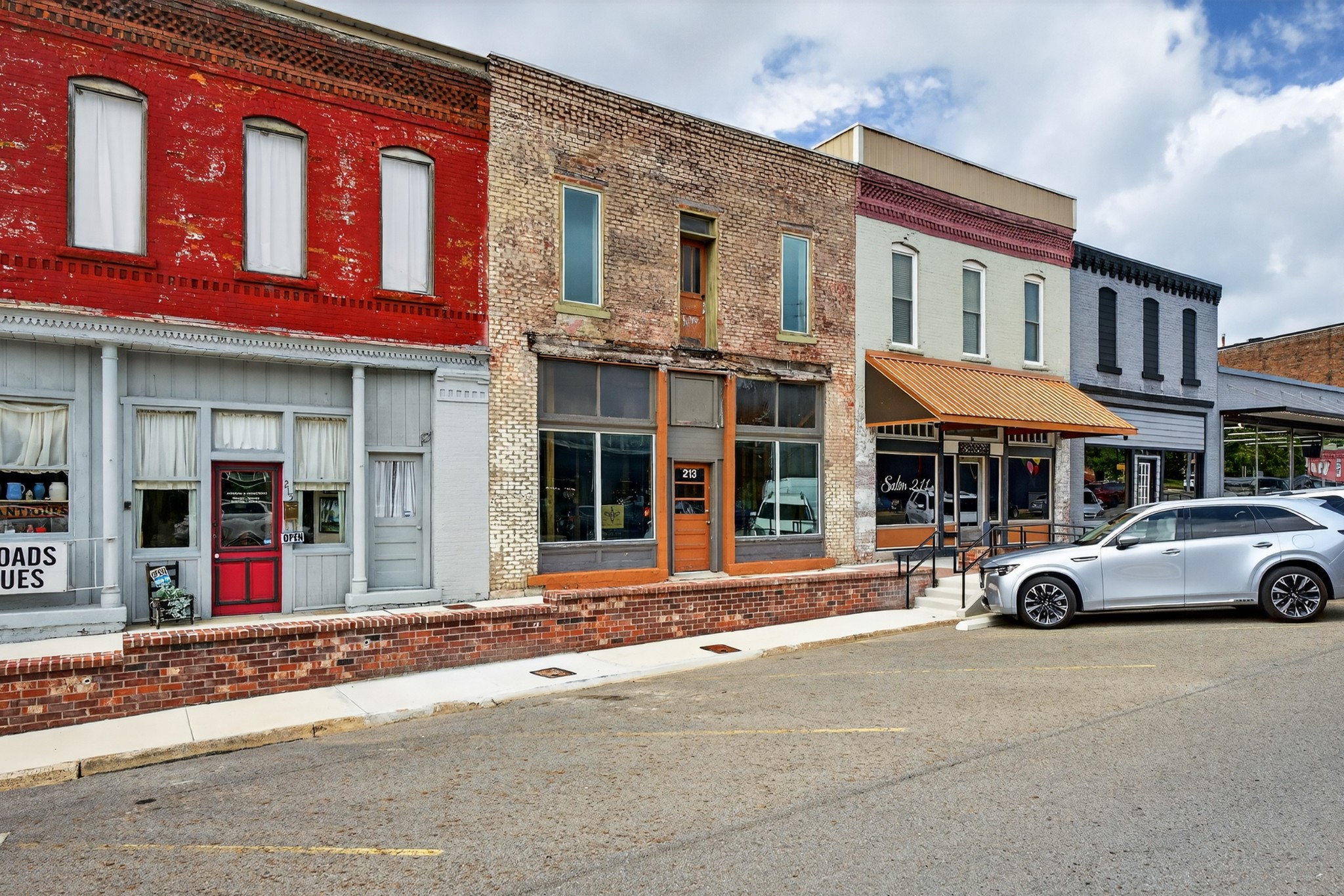 213 Main Ave S