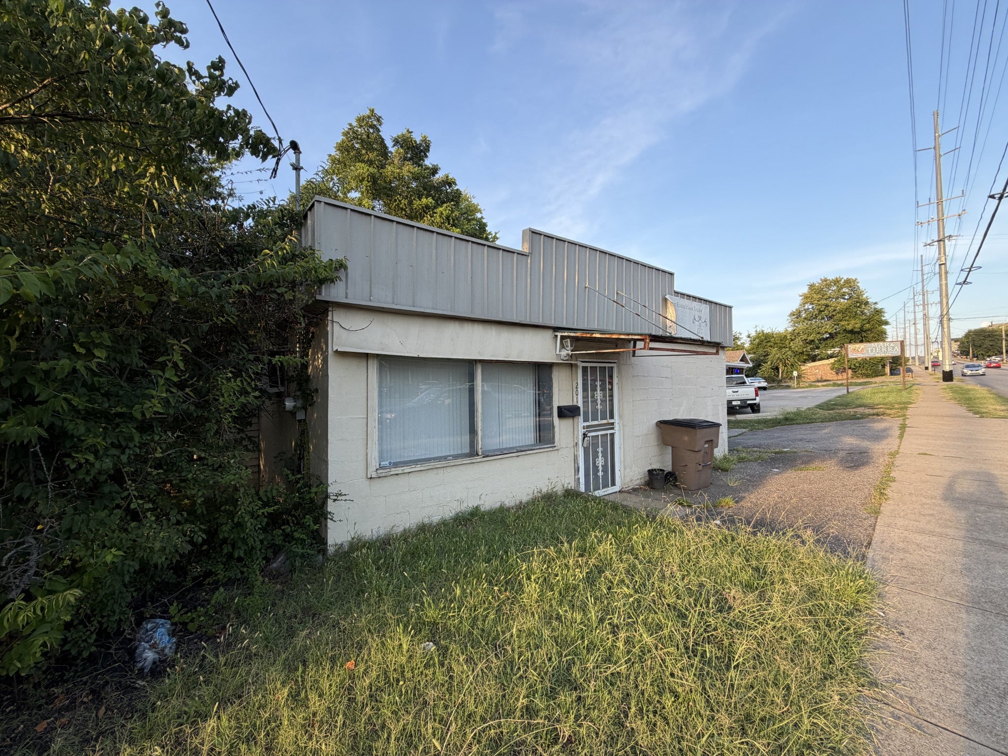 201 E Trinity Ln