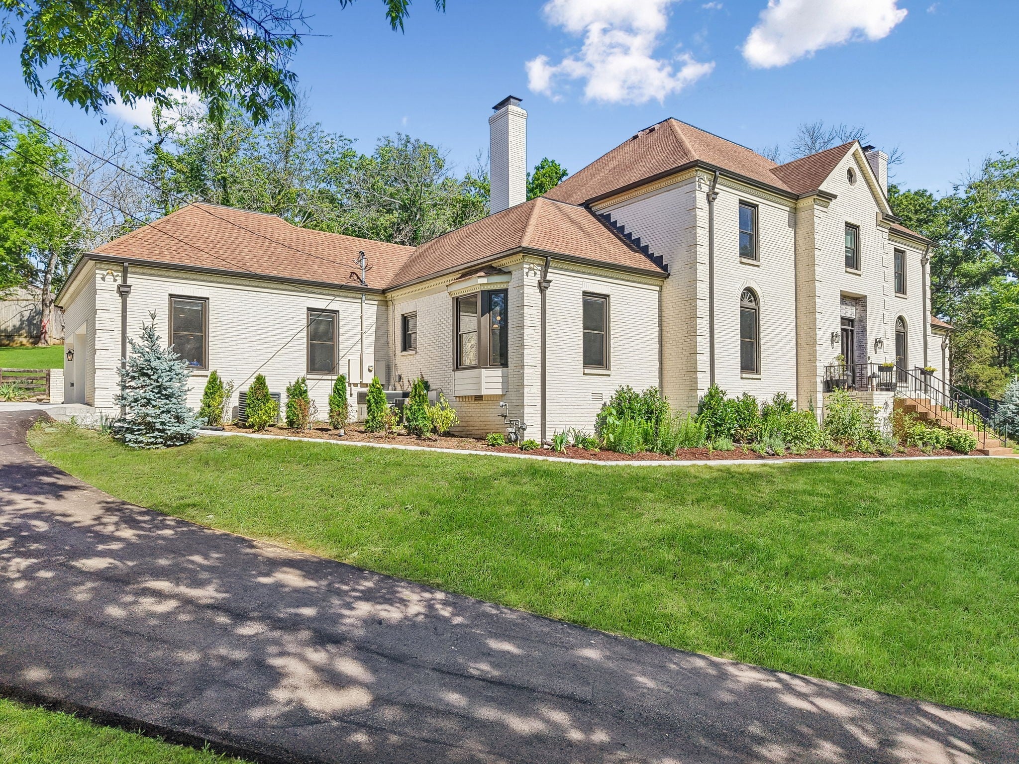 310 Deerwood Ln