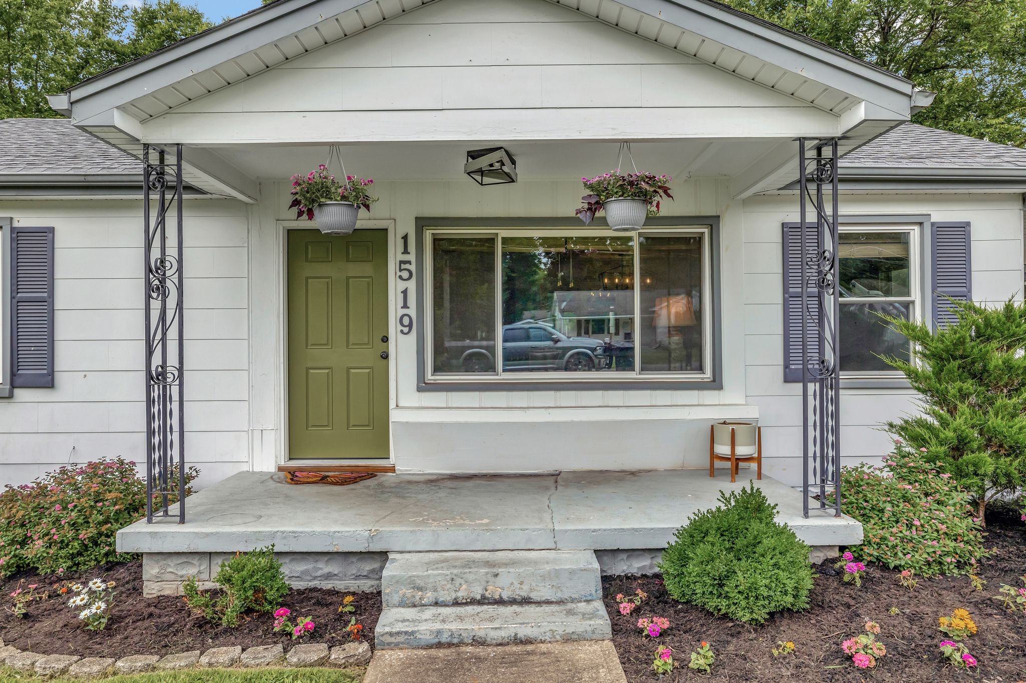 1519 Graybar Ln