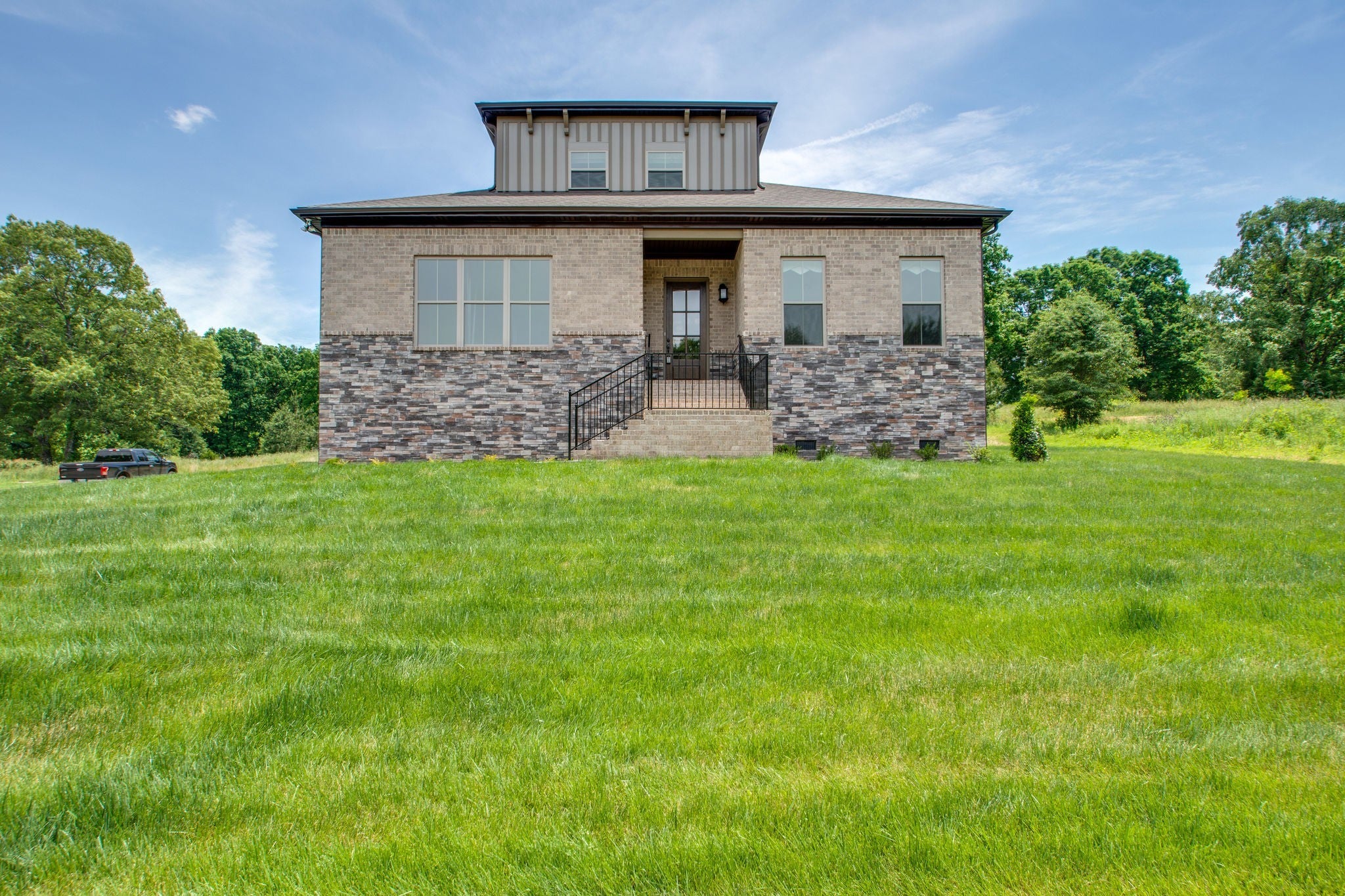 966 Hunters Ln