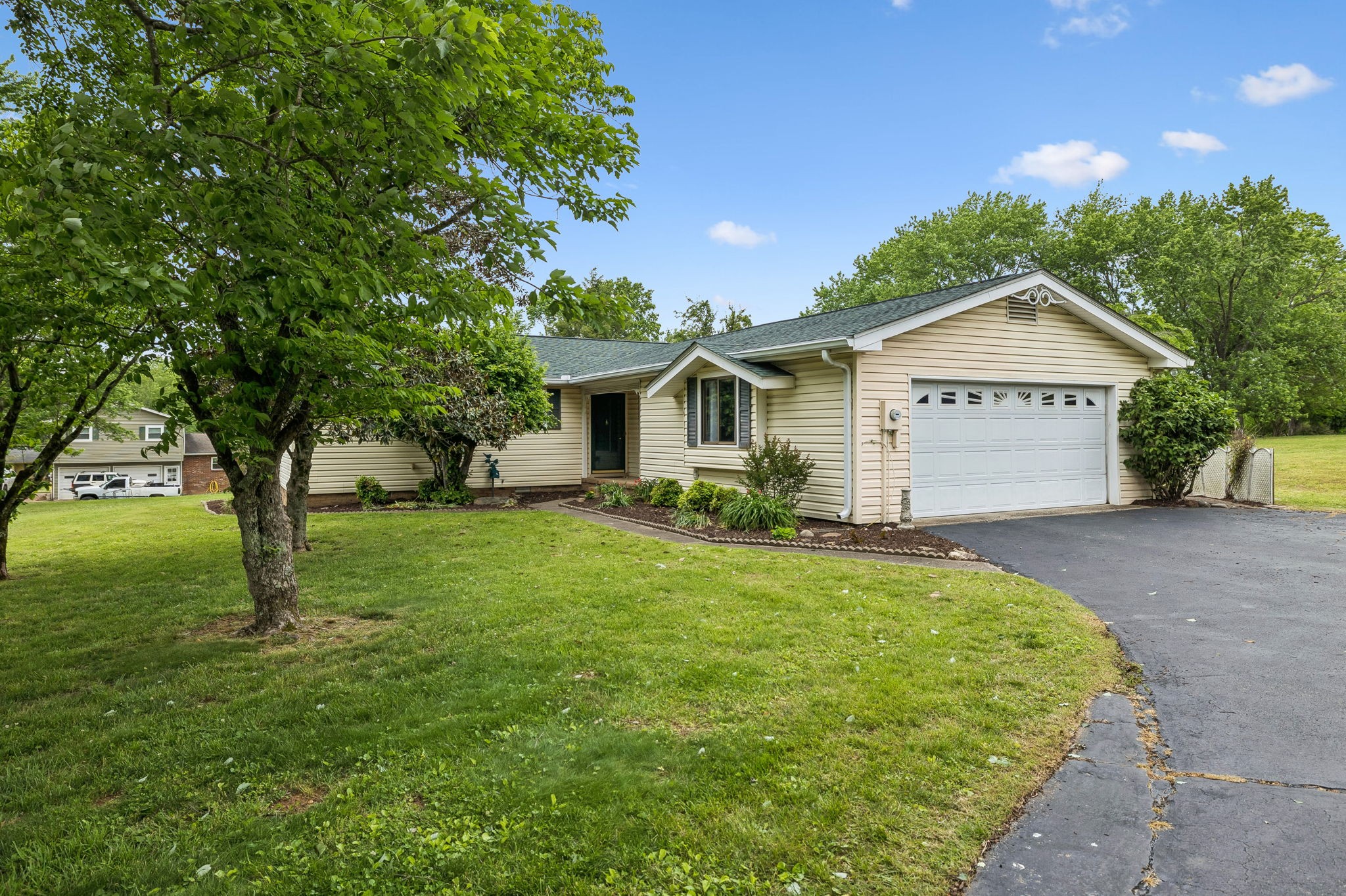 454 Lakewind Dr