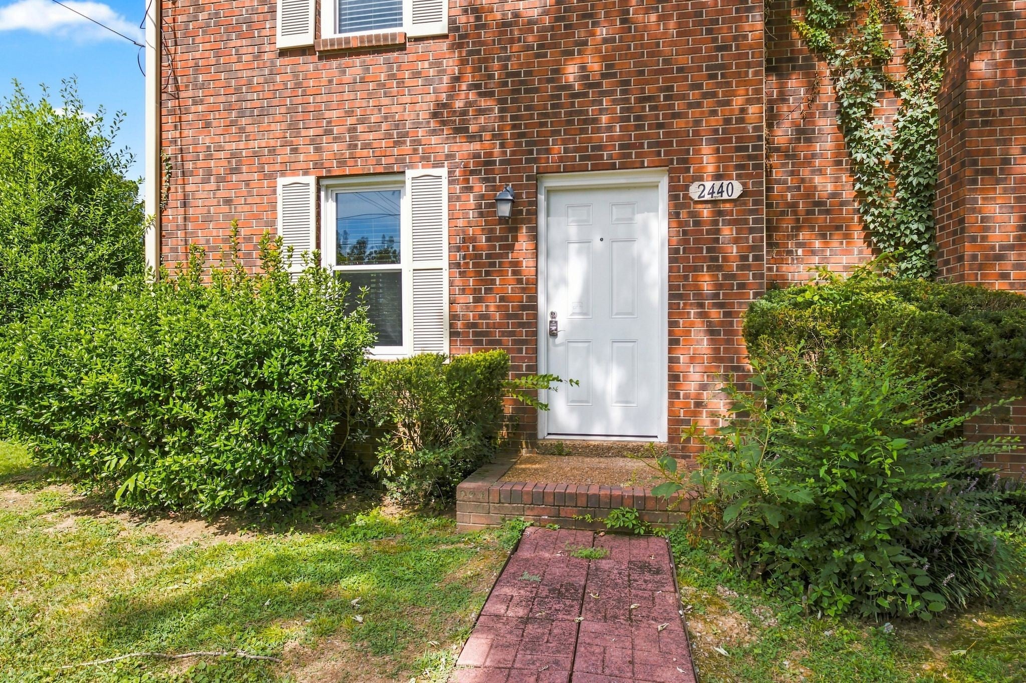 2440 Fairbrook Dr