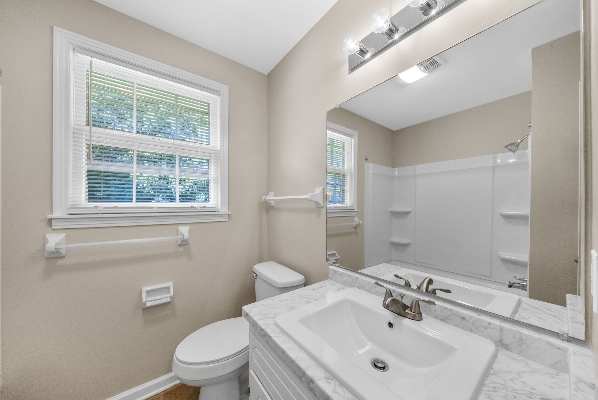 Clarksville, Tennessee 37040, United States, 3 Bedrooms Bedrooms, ,1 BathroomBathrooms,Residential,Active,235135