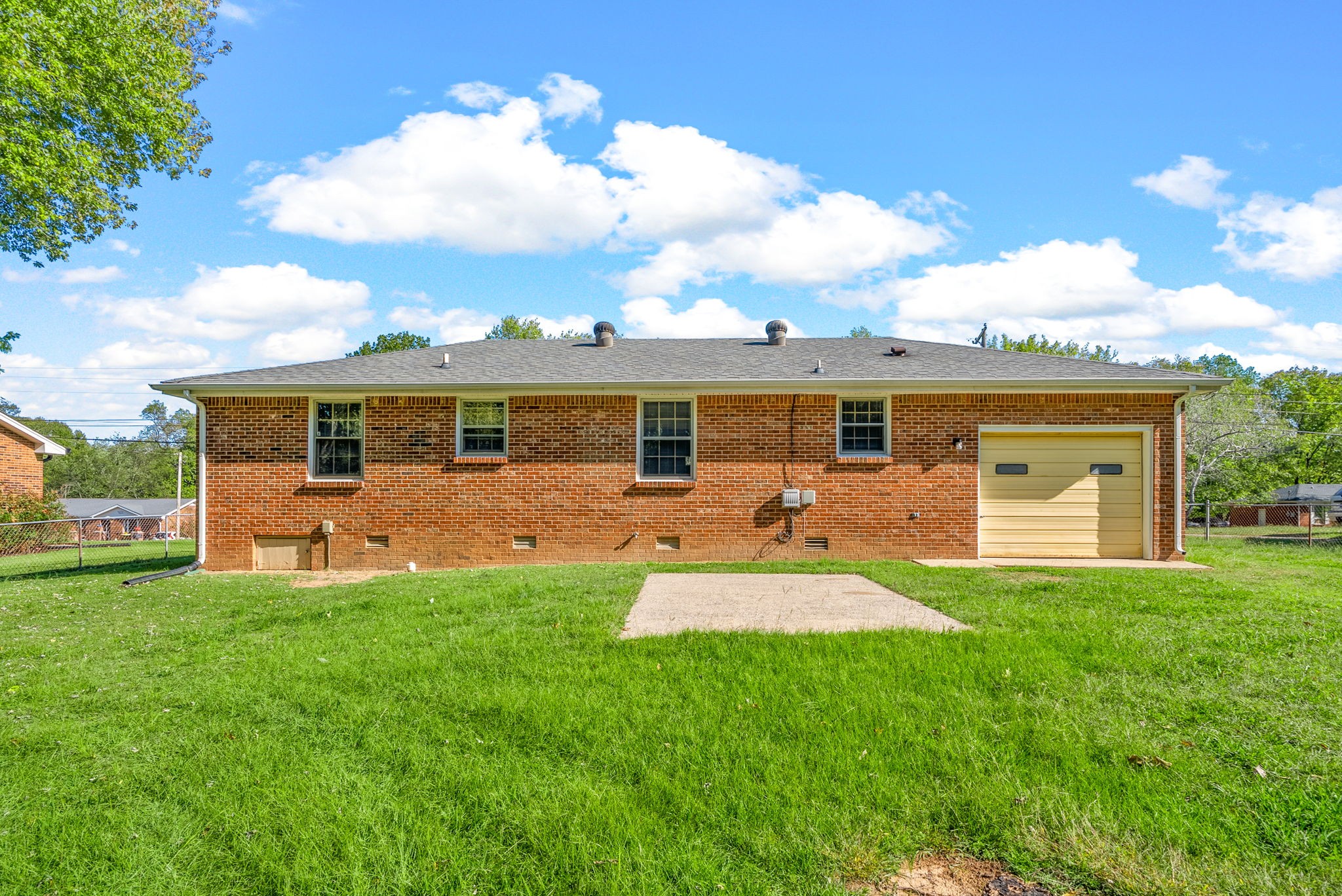 Clarksville, Tennessee 37040, United States, 3 Bedrooms Bedrooms, ,1 BathroomBathrooms,Residential,Active,235135