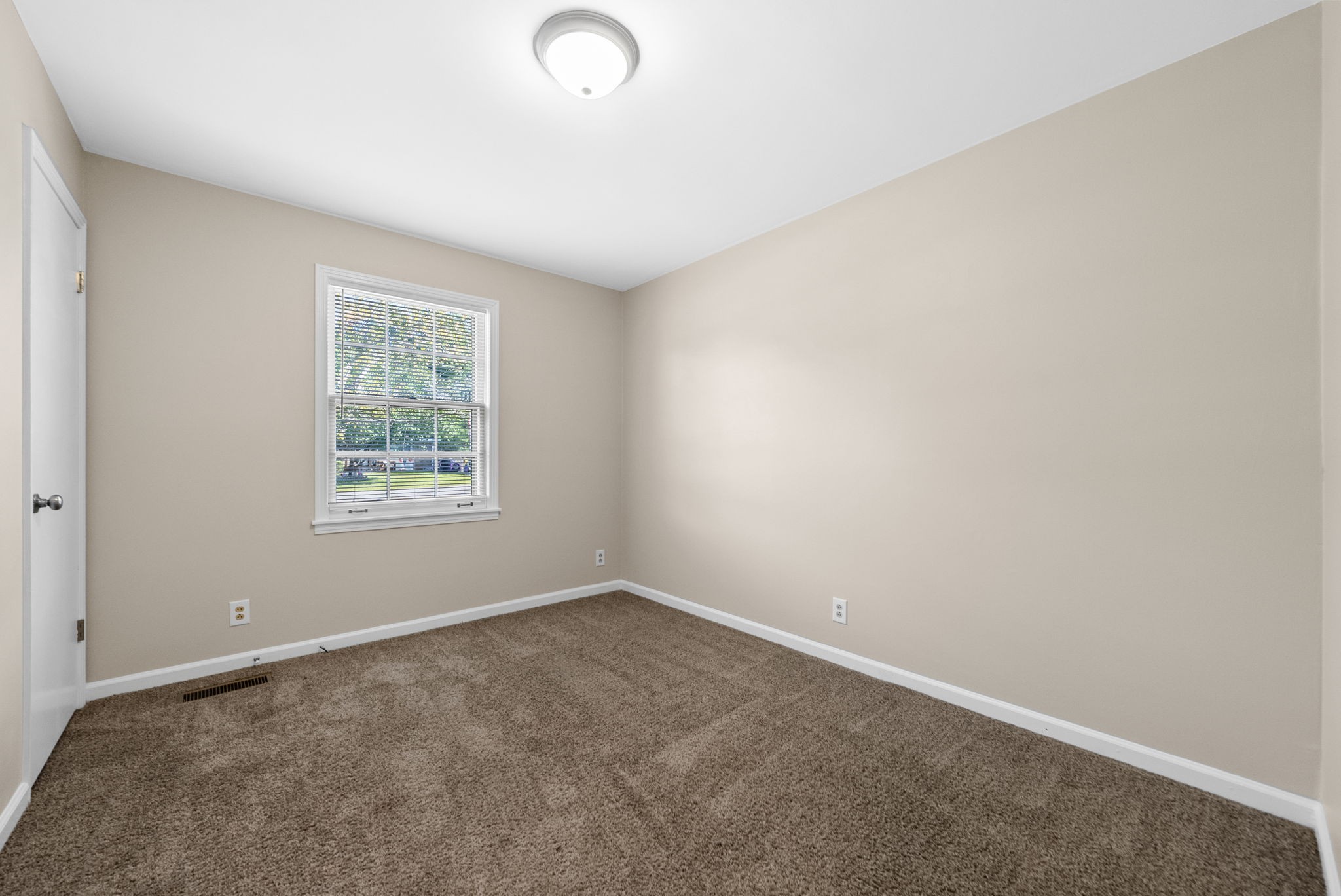 Clarksville, Tennessee 37040, United States, 3 Bedrooms Bedrooms, ,1 BathroomBathrooms,Residential,Active,235135