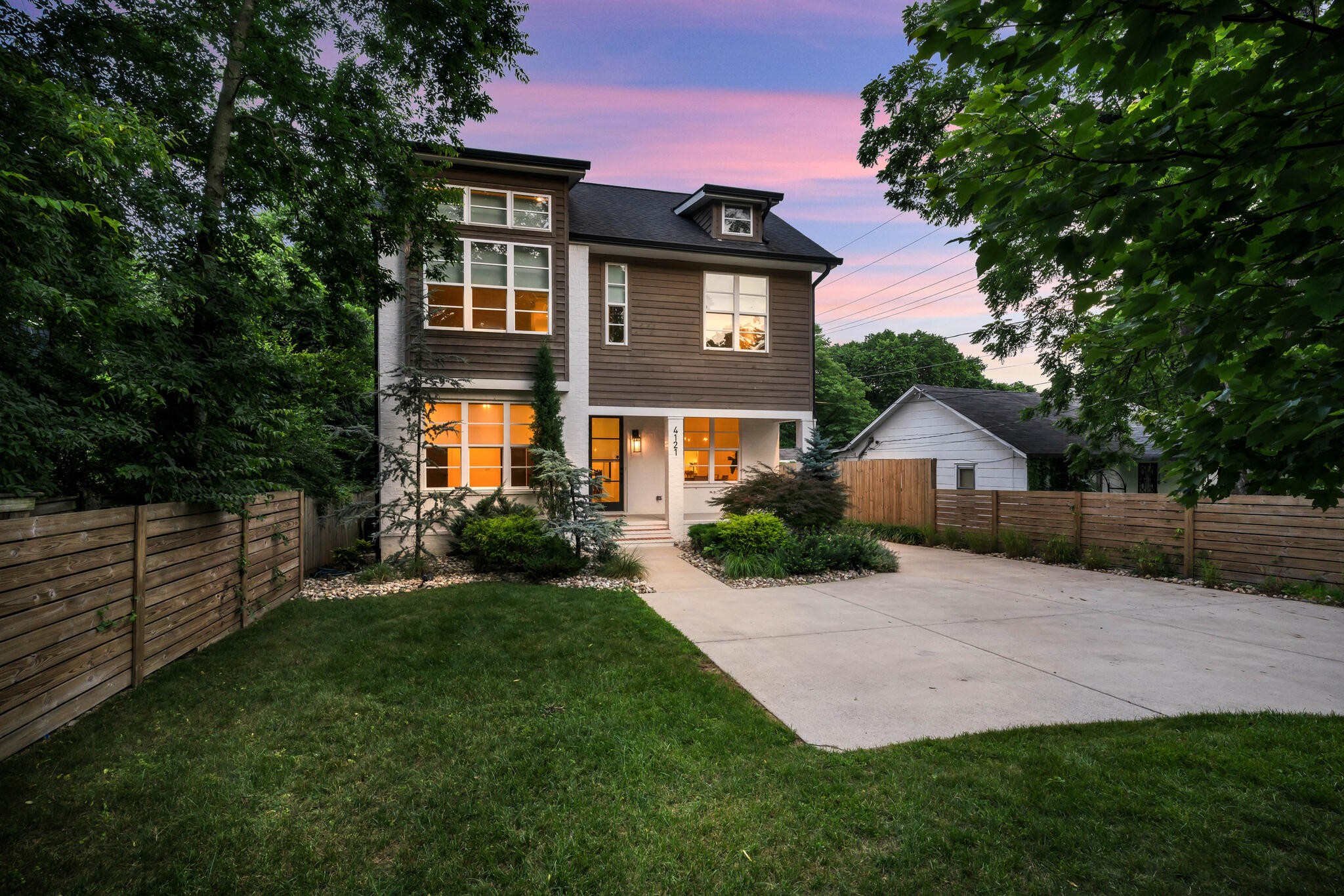 4121 Westlawn Dr