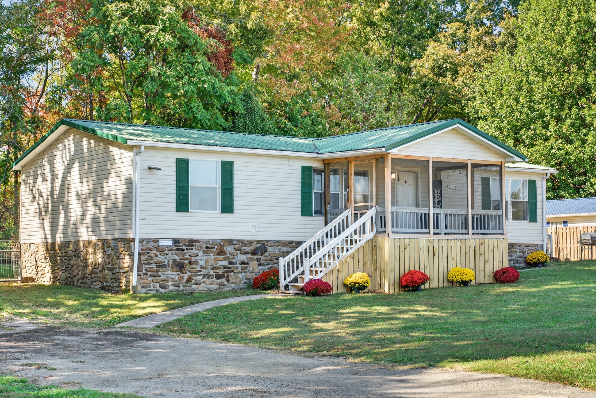 634 Pointe Ln