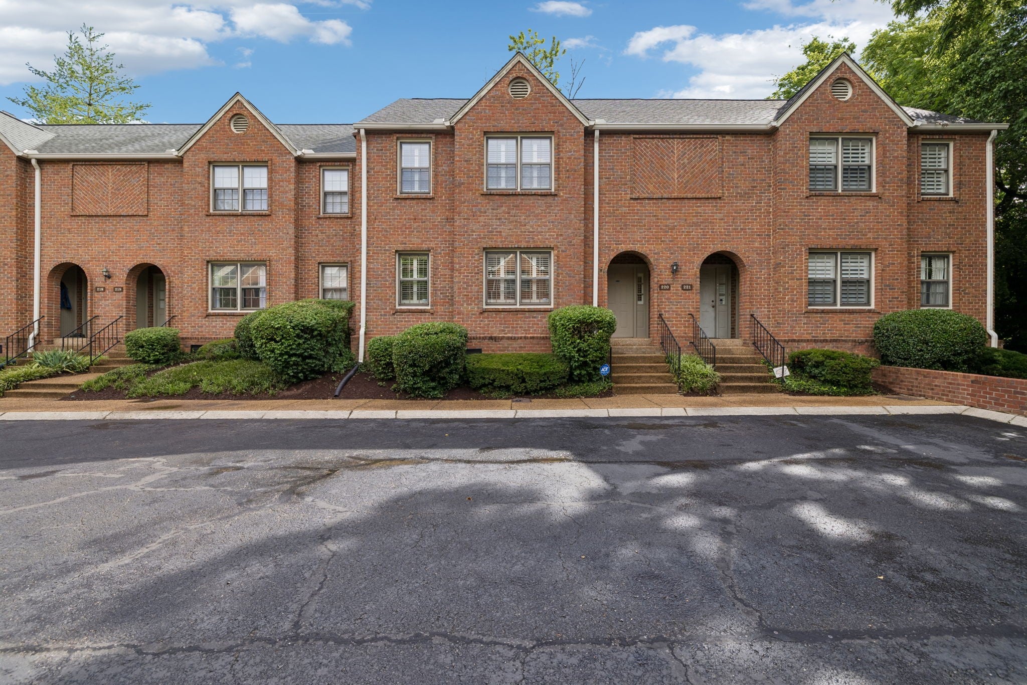 2-bed listing at 220 Westchase Dr, Nashville
