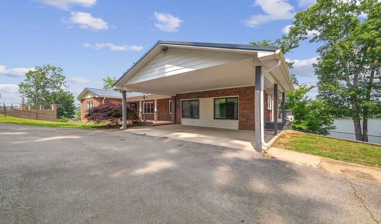255 Whispering Hills Dr