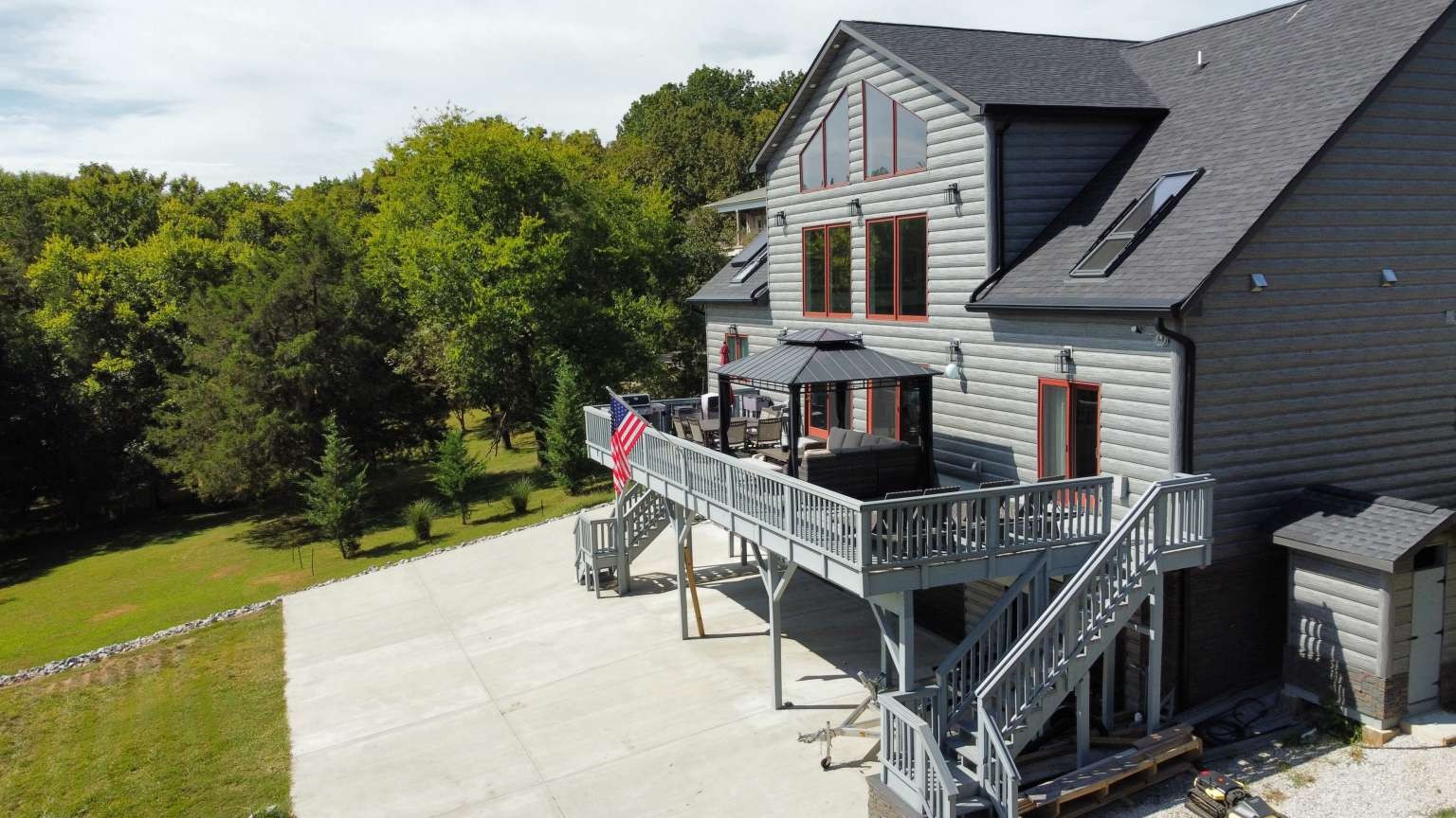 883 Newton Ln