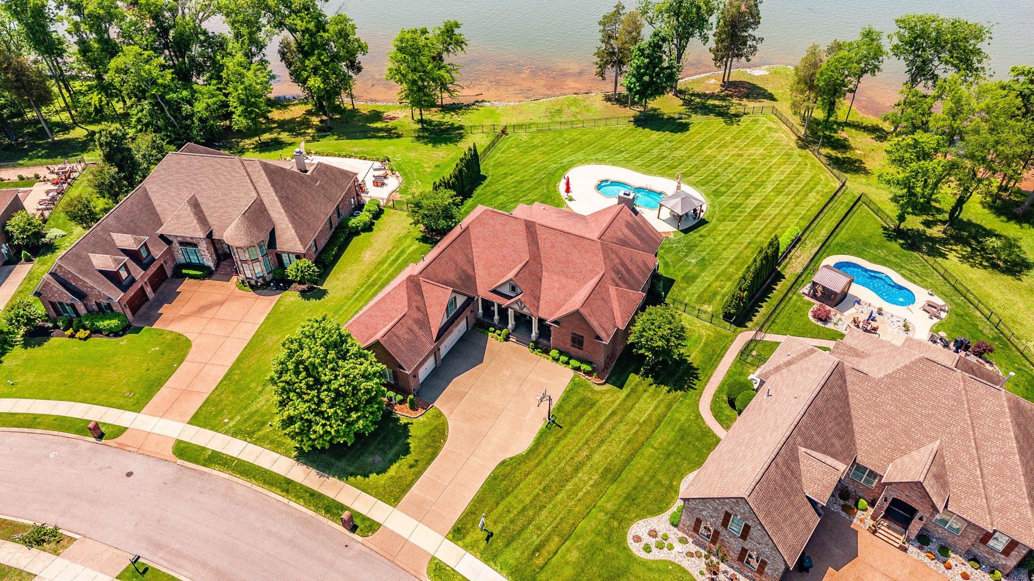 Hendersonville, Tennessee, 37075, United States, 3 Bedrooms Bedrooms, ,4 BathroomsBathrooms,Residential,Contingent,2052092