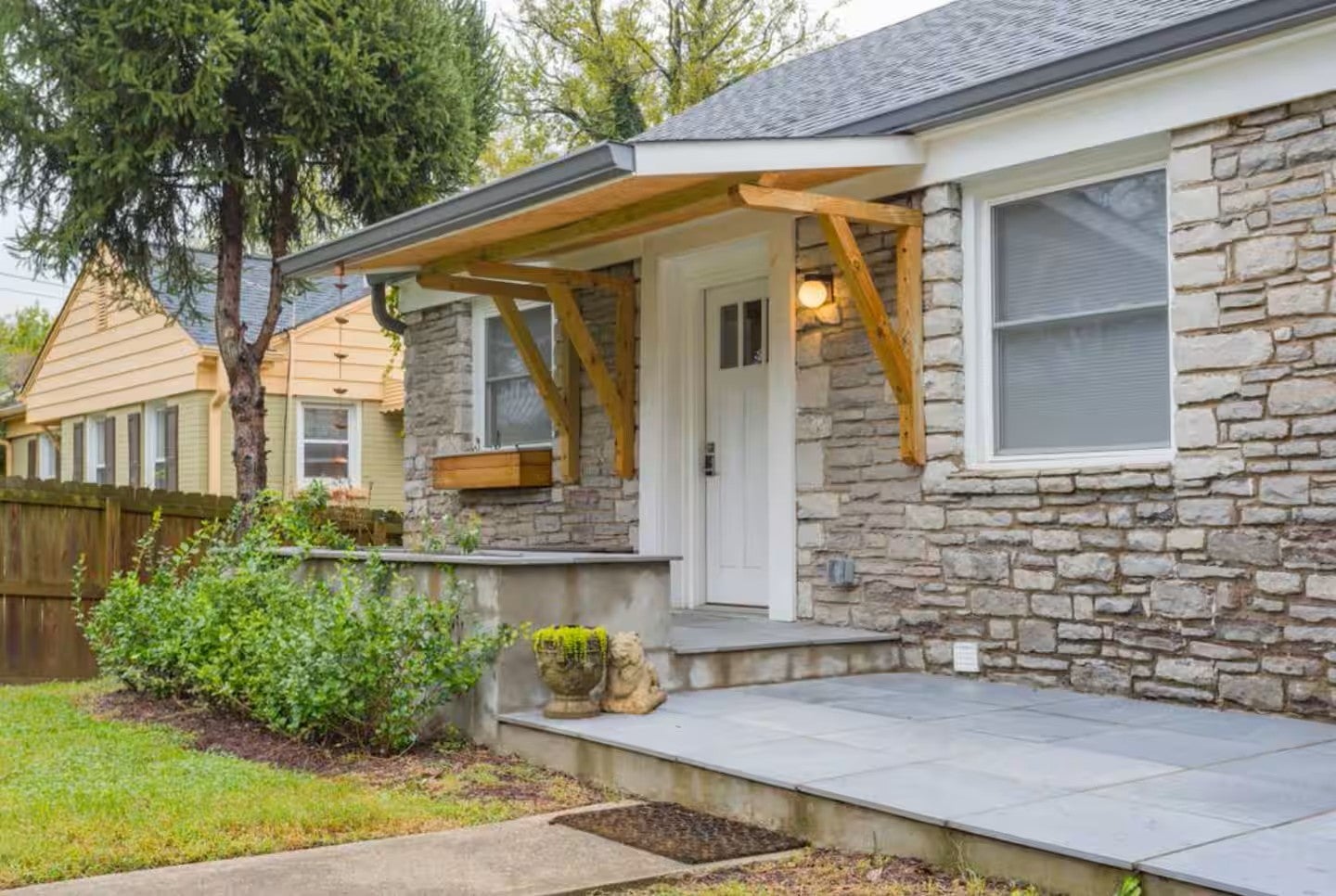 3-bed listing at 1901 Riverside Dr, Nashville
