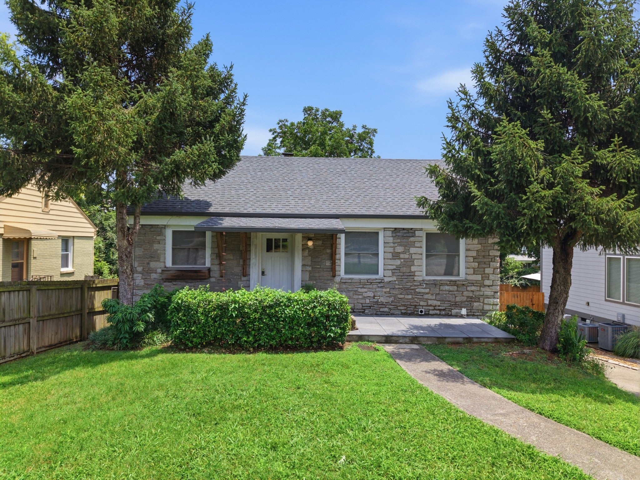 3-bed home for sale in Nashville, TN 37216, 1901 Riverside Dr 1901 Riverside Dr, Nashville TN 37216 3-bed home, photo 2 of 43