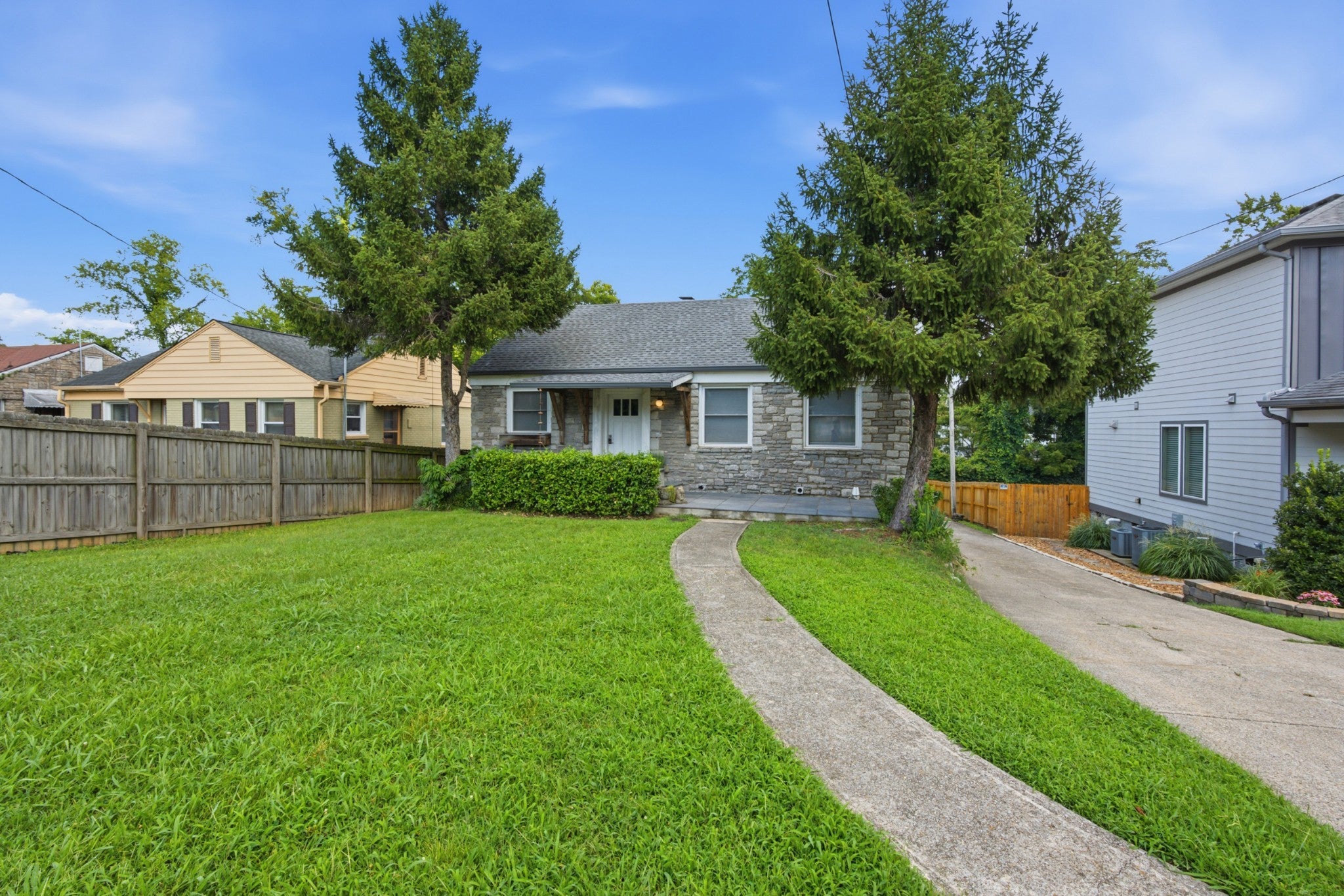 3-bed home for sale in Nashville, TN 37216, 1901 Riverside Dr 1901 Riverside Dr, Nashville TN 37216 3-bed home, photo 1 of 43