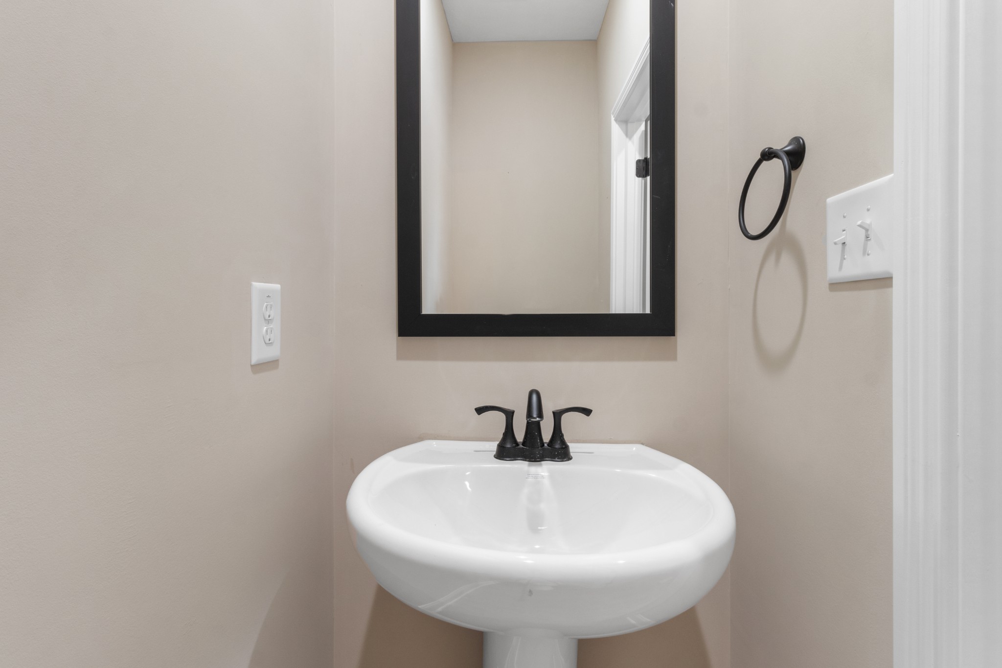 Clarksville, Tennessee 37040, United States, 3 Bedrooms Bedrooms, ,3 BathroomsBathrooms,Residential,Active,58308