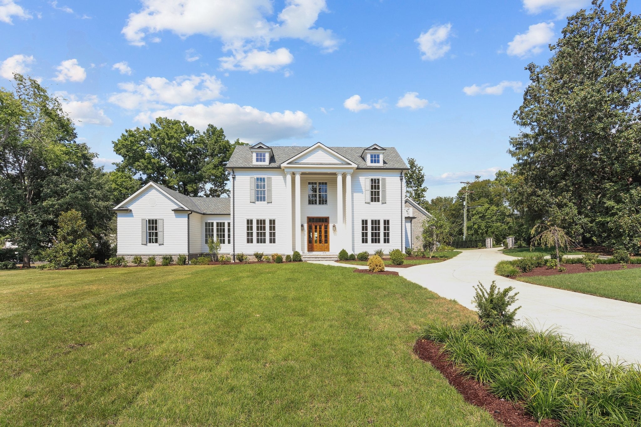5-bed listing at 1000 Stonewall Dr, Nashville
