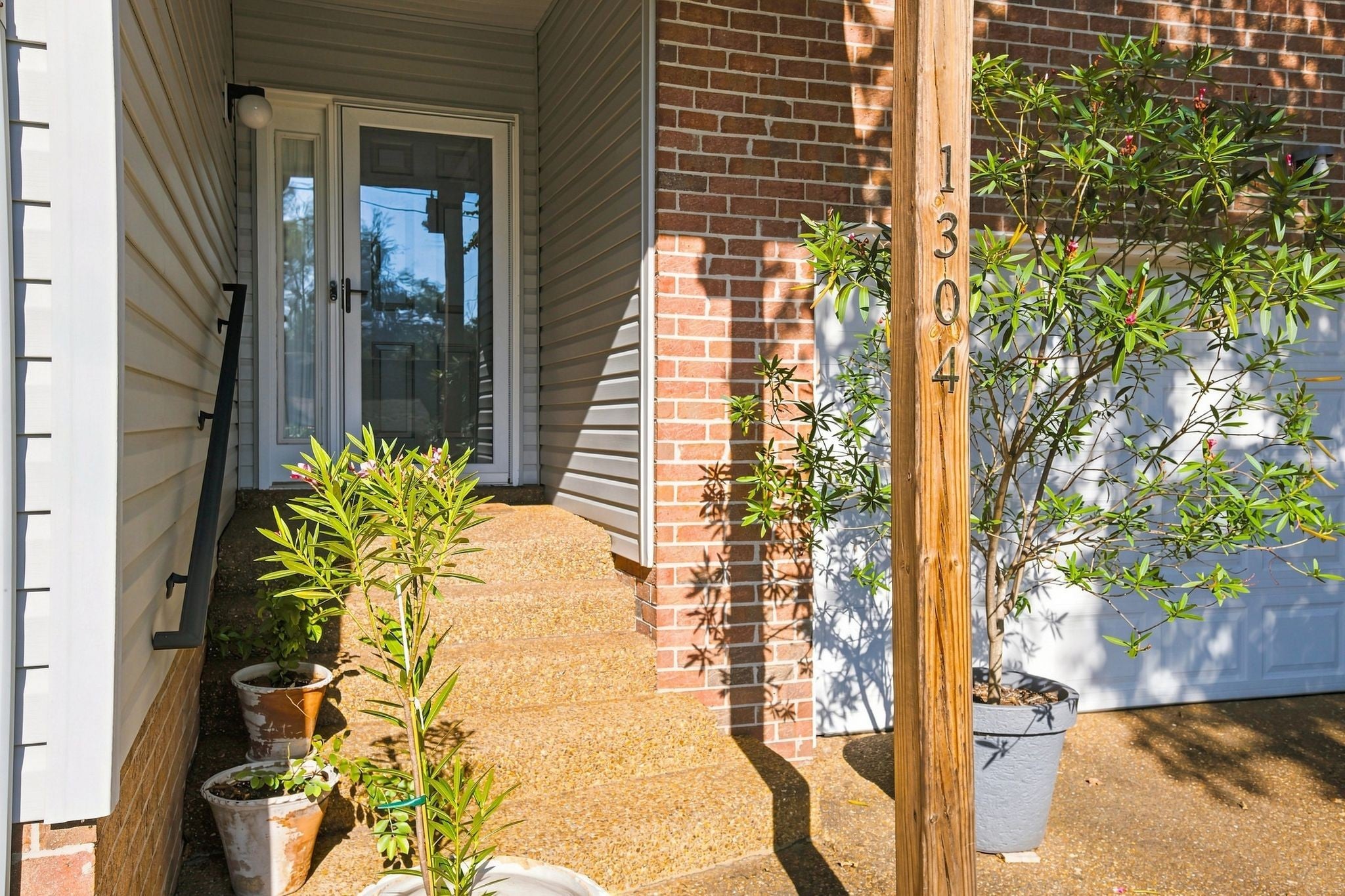 1304 Crestfield Dr