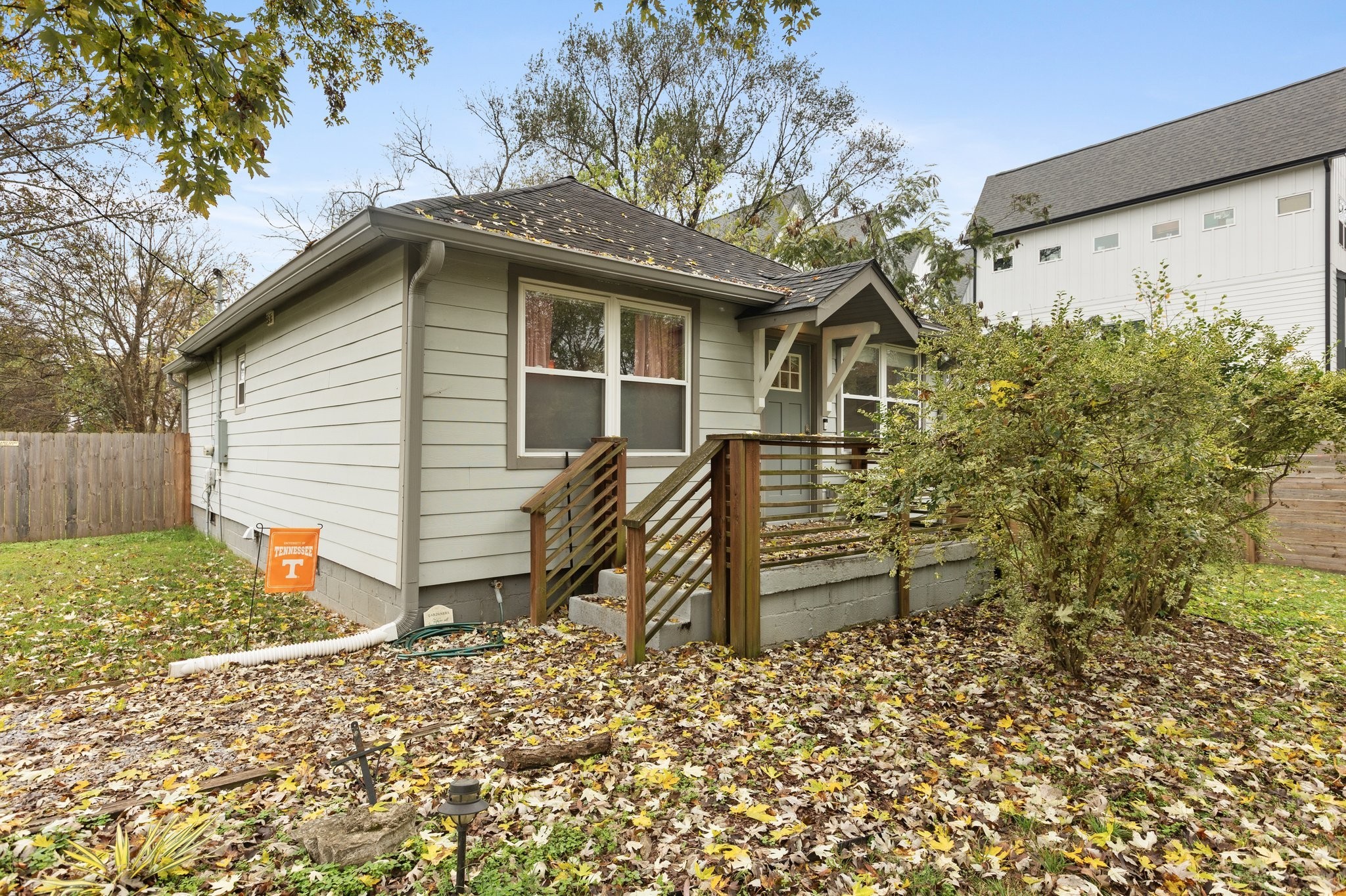 870 W Sharpe Ave