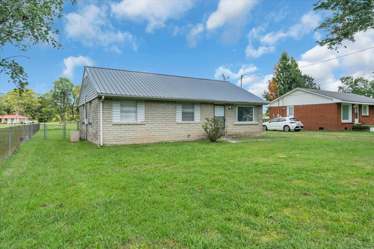 313 Helen St