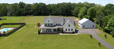 548 Buddy Rd Burns TN 37029
