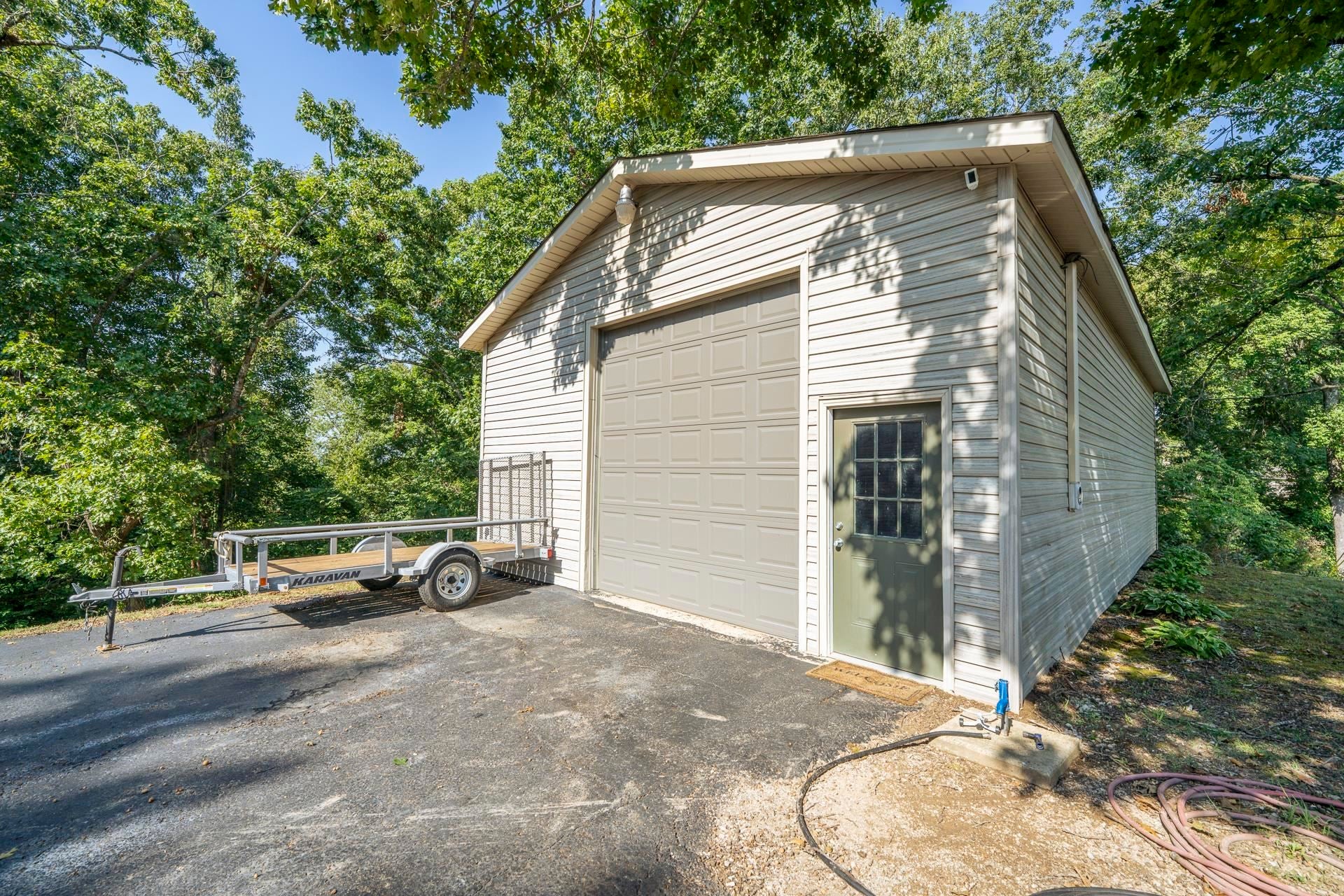 305 SALT LN