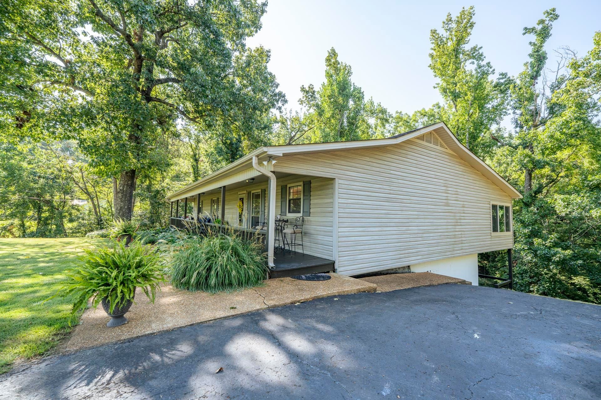 305 SALT LN