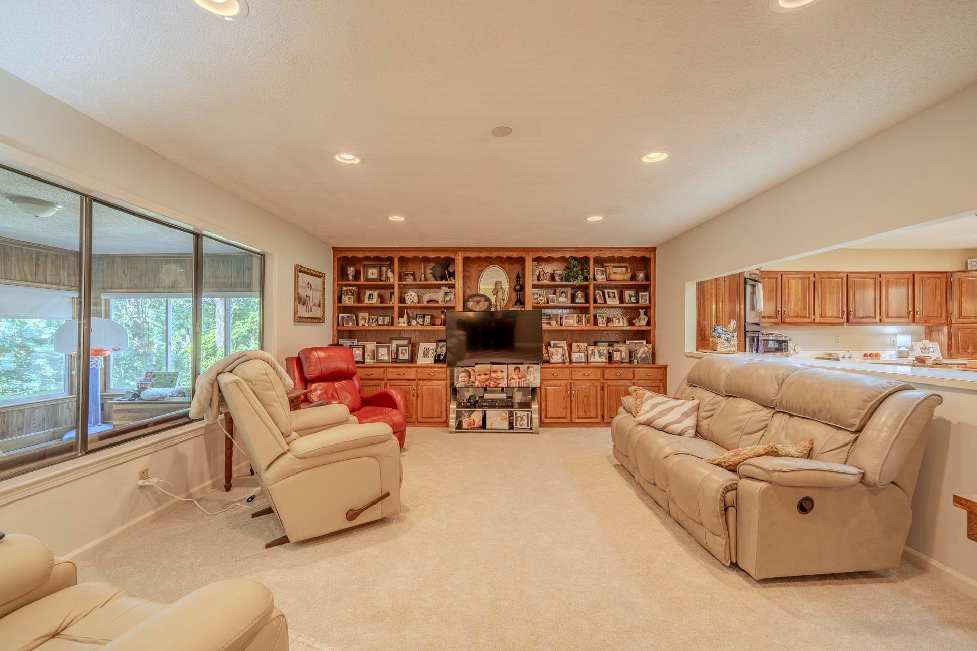 305 SALT LN