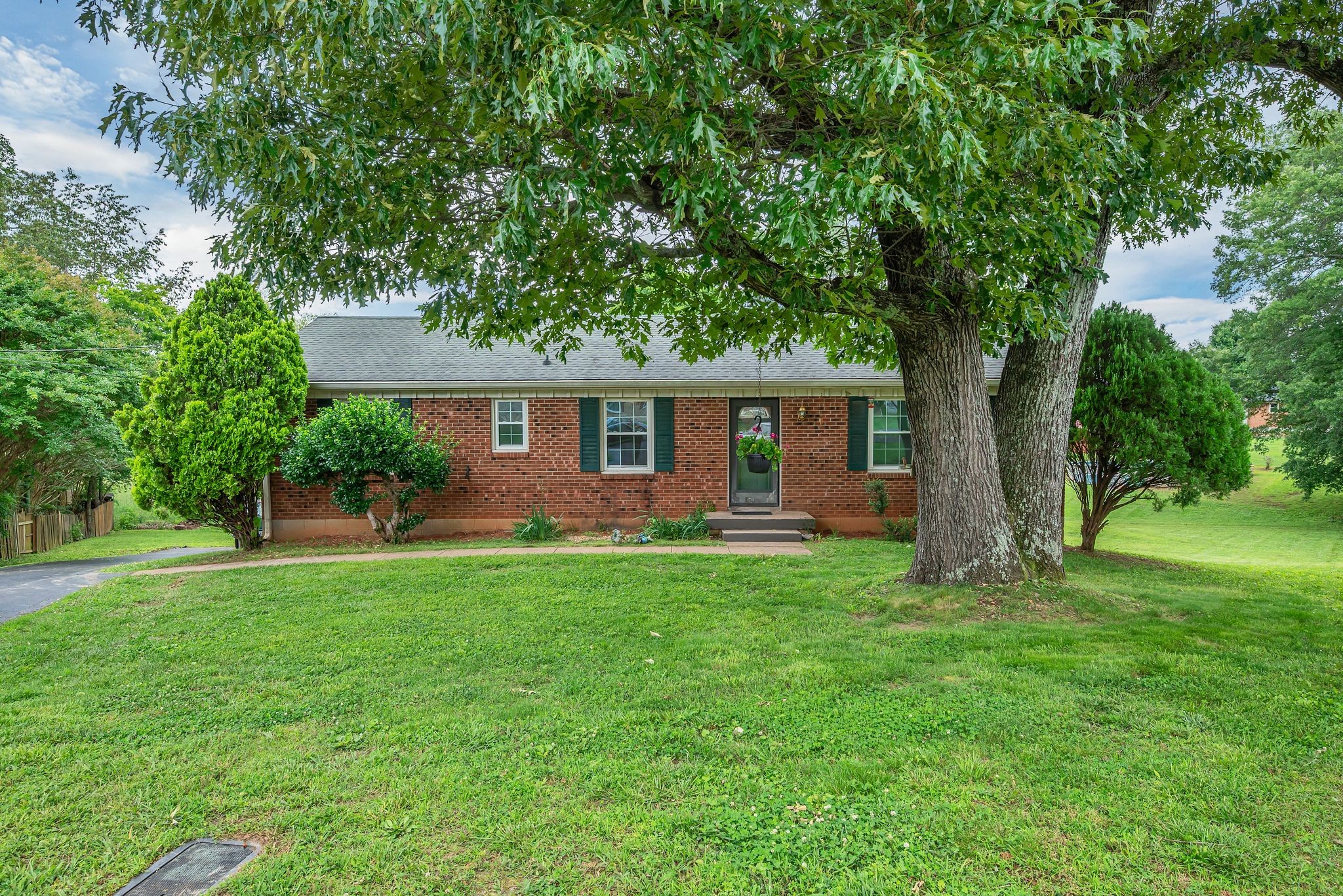 1006 Hillcrest Cir