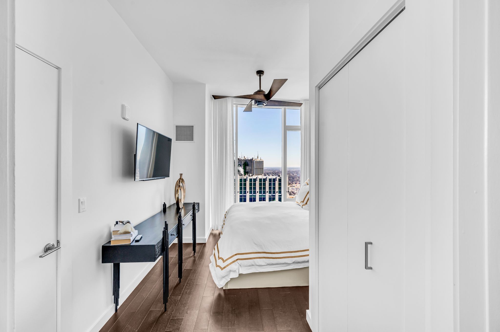 Nashville, Tennessee 37219, United States, 2 Bedrooms Bedrooms, ,2 BathroomsBathrooms,Residential,Active,14320