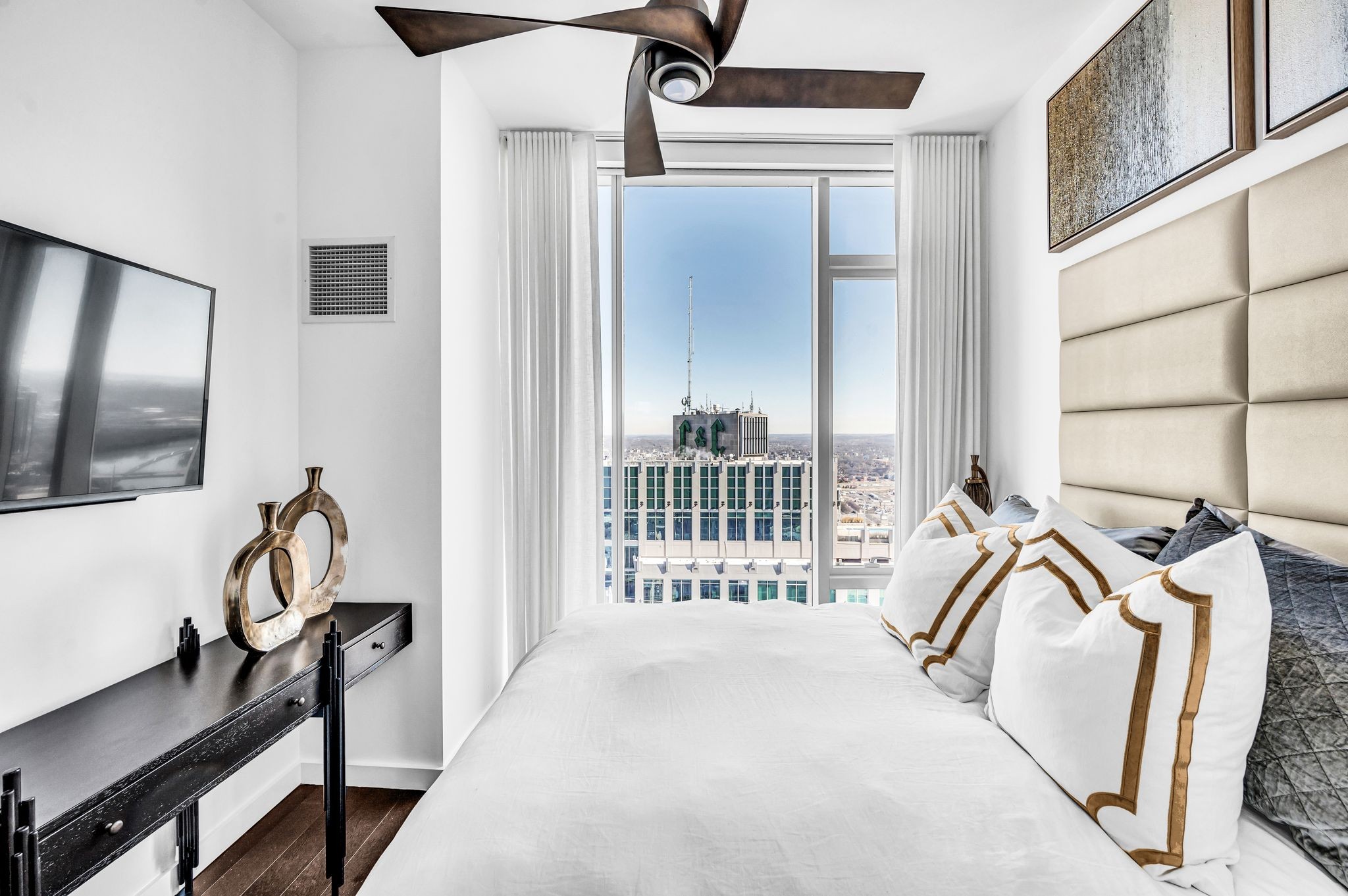 Nashville, Tennessee 37219, United States, 2 Bedrooms Bedrooms, ,2 BathroomsBathrooms,Residential,Active,14320