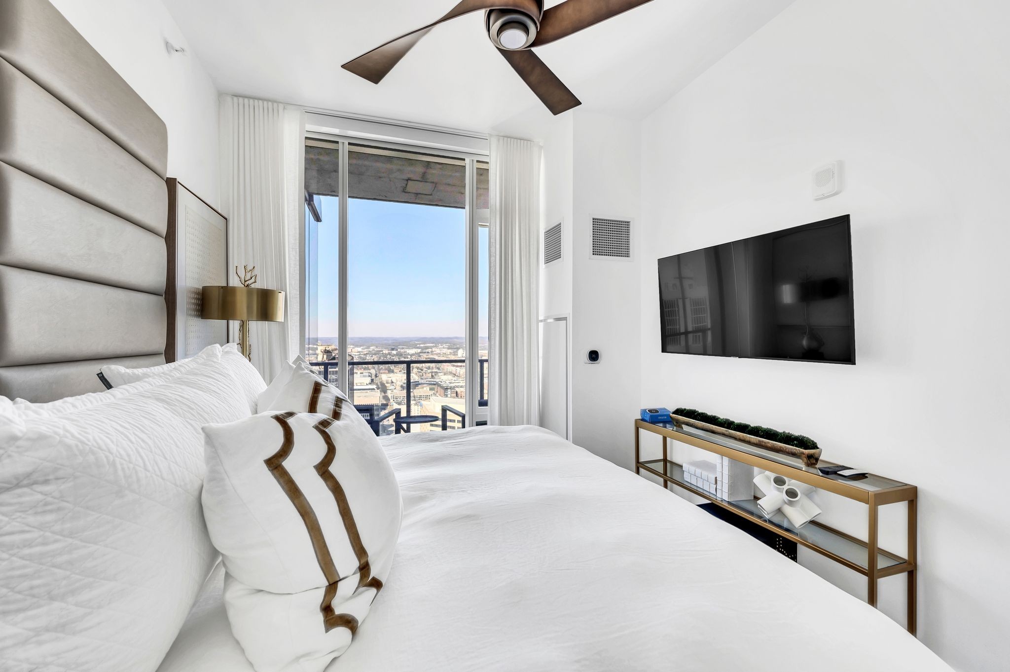 Nashville, Tennessee 37219, United States, 2 Bedrooms Bedrooms, ,2 BathroomsBathrooms,Residential,Active,14320