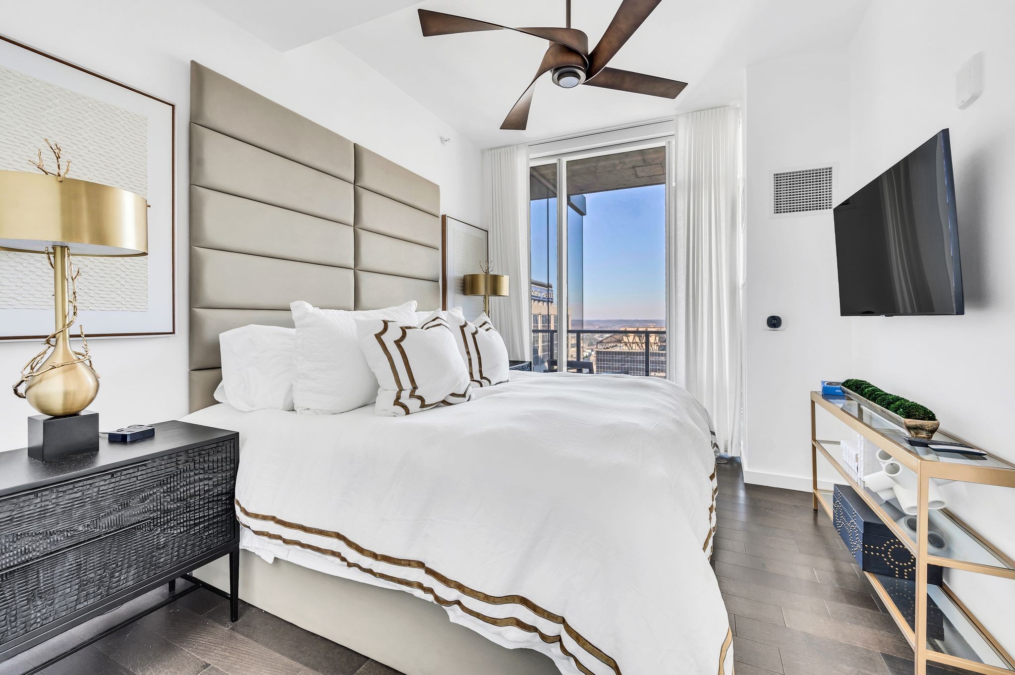 Nashville, Tennessee 37219, United States, 2 Bedrooms Bedrooms, ,2 BathroomsBathrooms,Residential,Active,14320