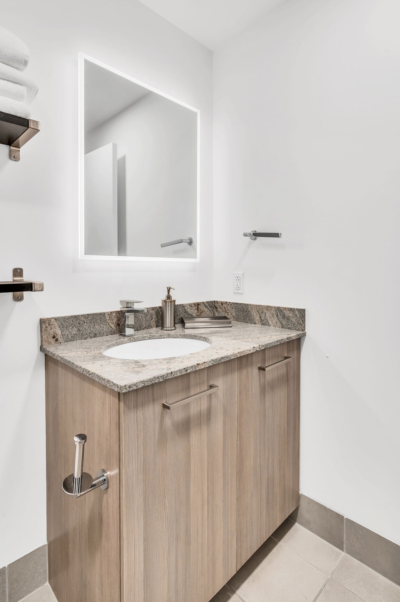 Nashville, Tennessee 37219, United States, 2 Bedrooms Bedrooms, ,2 BathroomsBathrooms,Residential,Active,14320