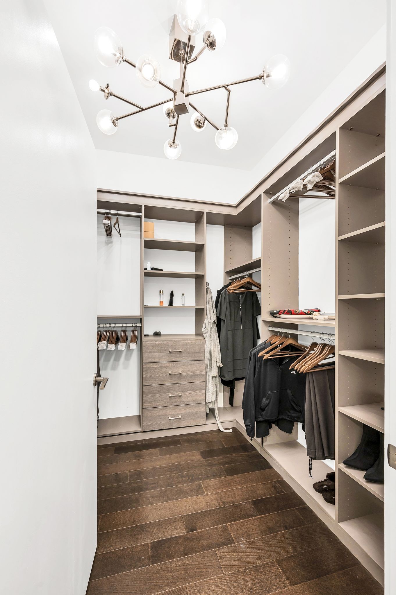 Nashville, Tennessee 37219, United States, 2 Bedrooms Bedrooms, ,2 BathroomsBathrooms,Residential,Active,14320