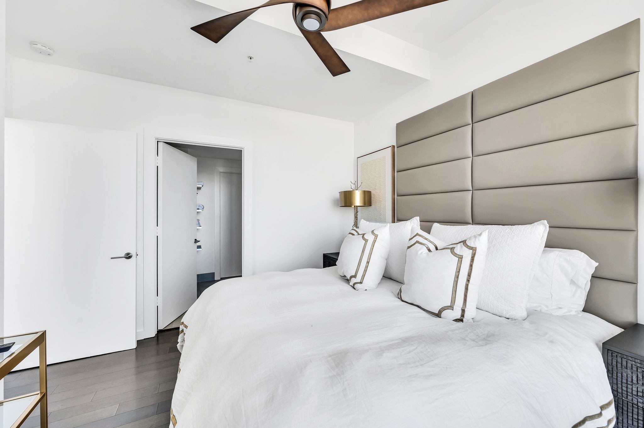 Nashville, Tennessee 37219, United States, 2 Bedrooms Bedrooms, ,2 BathroomsBathrooms,Residential,Active,14320