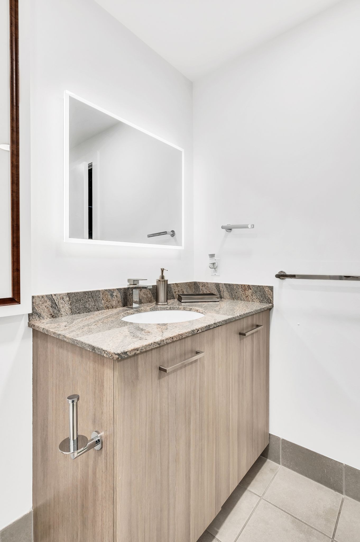 Nashville, Tennessee 37219, United States, 2 Bedrooms Bedrooms, ,2 BathroomsBathrooms,Residential,Active,14320