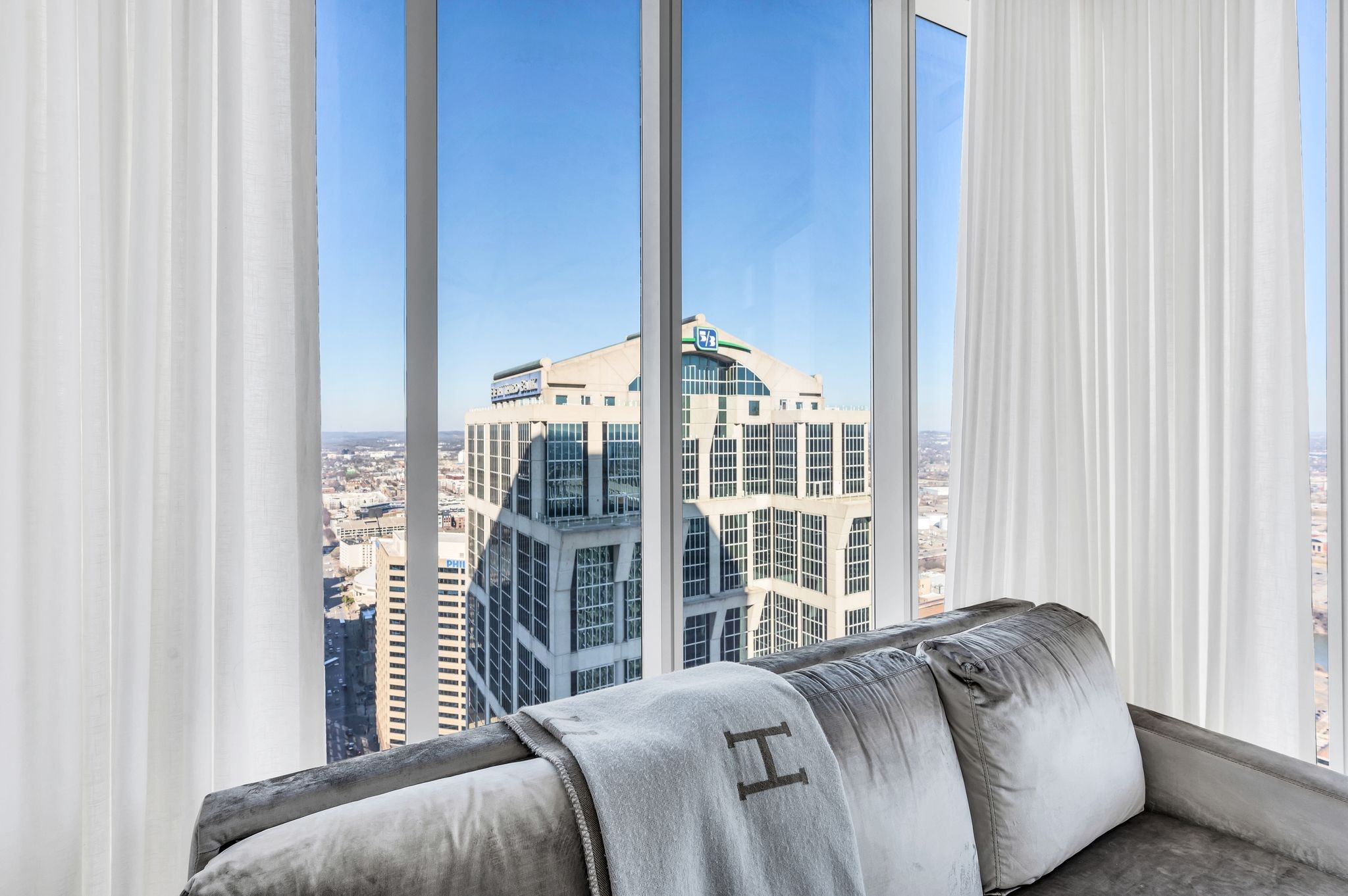 Nashville, Tennessee 37219, United States, 2 Bedrooms Bedrooms, ,2 BathroomsBathrooms,Residential,Active,14320