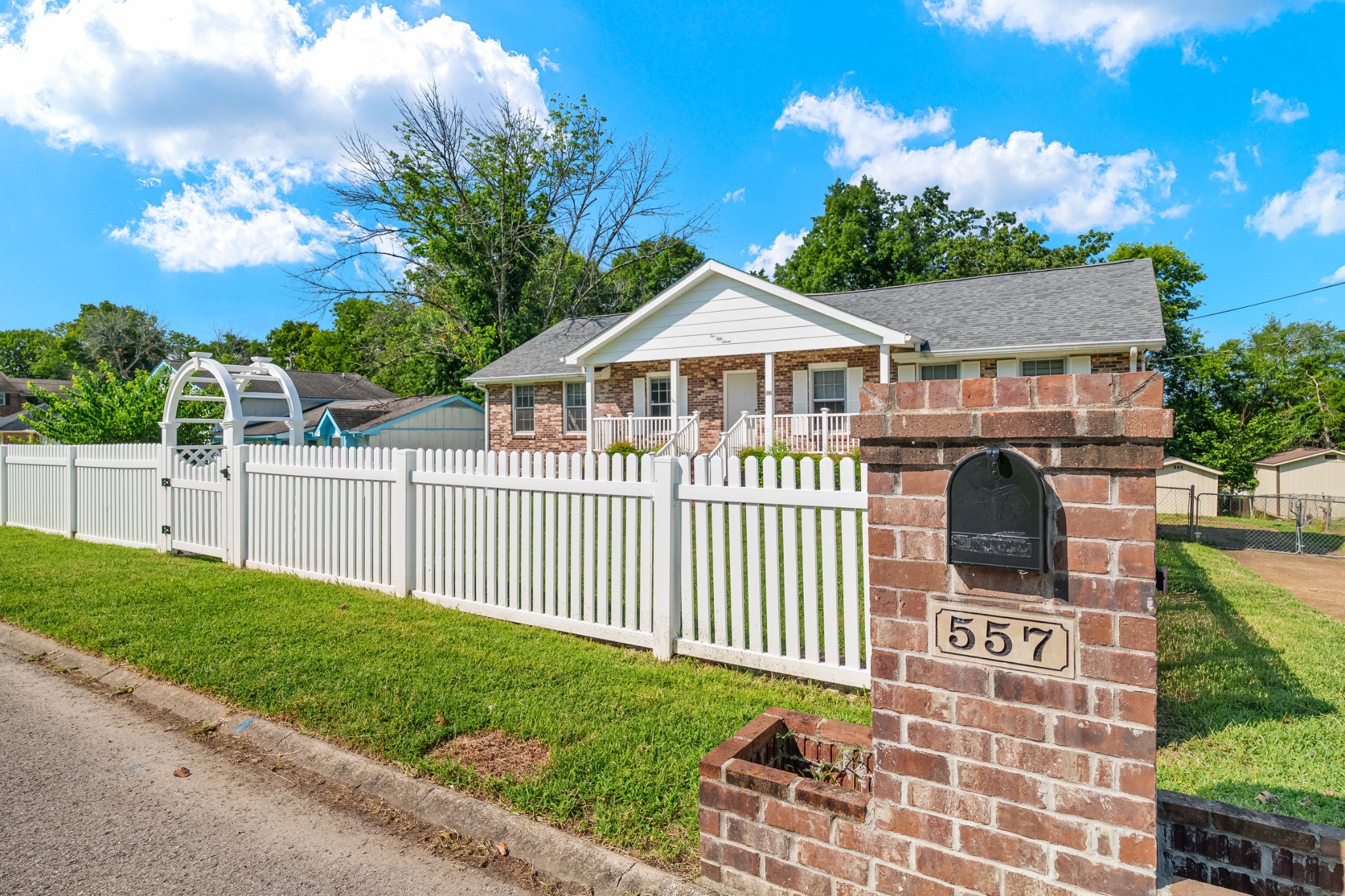557 Castlegate Dr