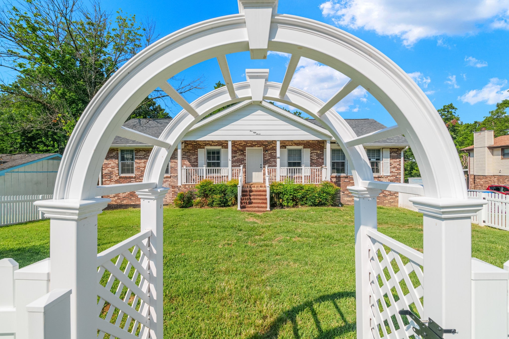 557 Castlegate Dr